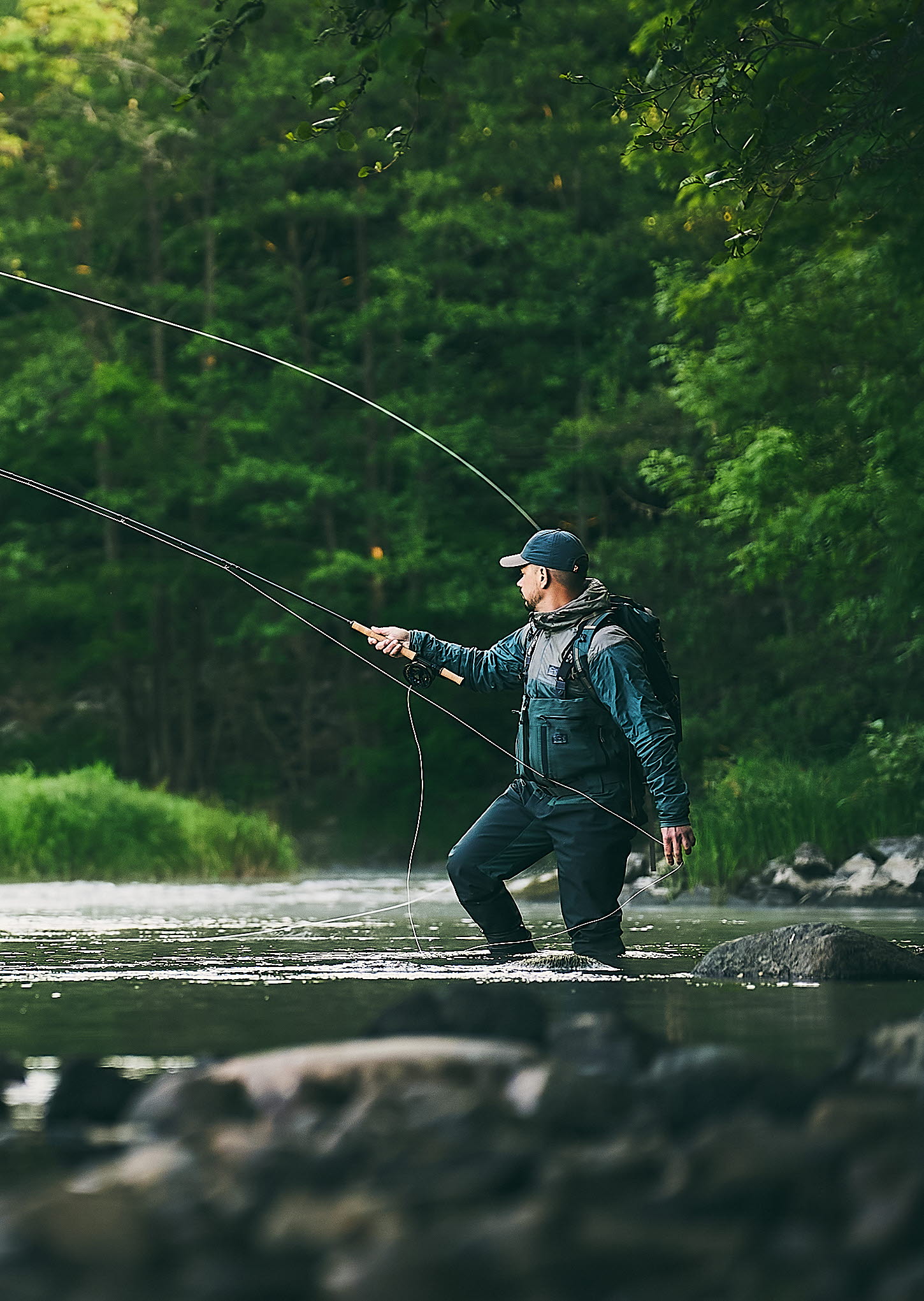 Man fiskar i en Älv.