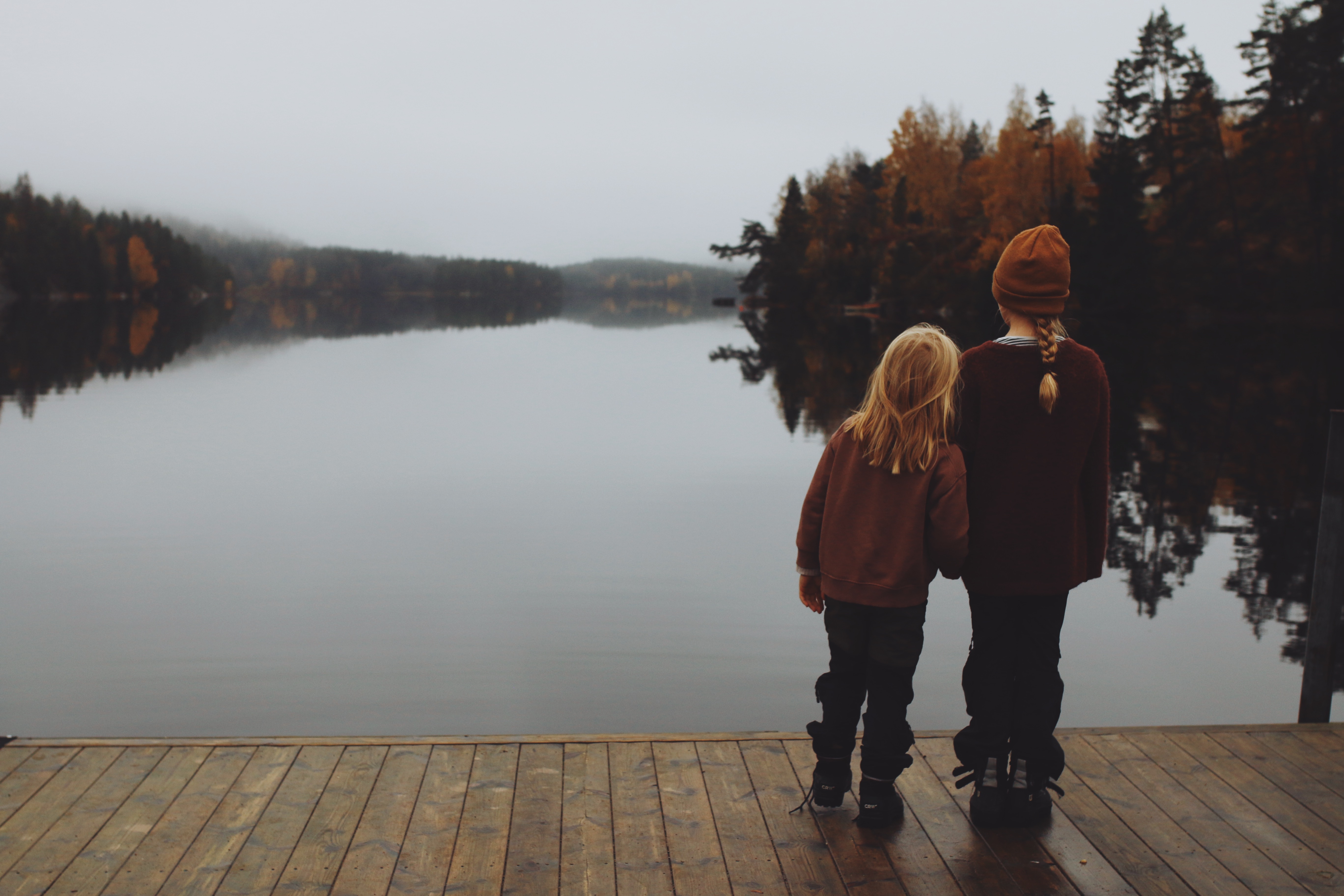 Två barn vid Ragnerudsjön