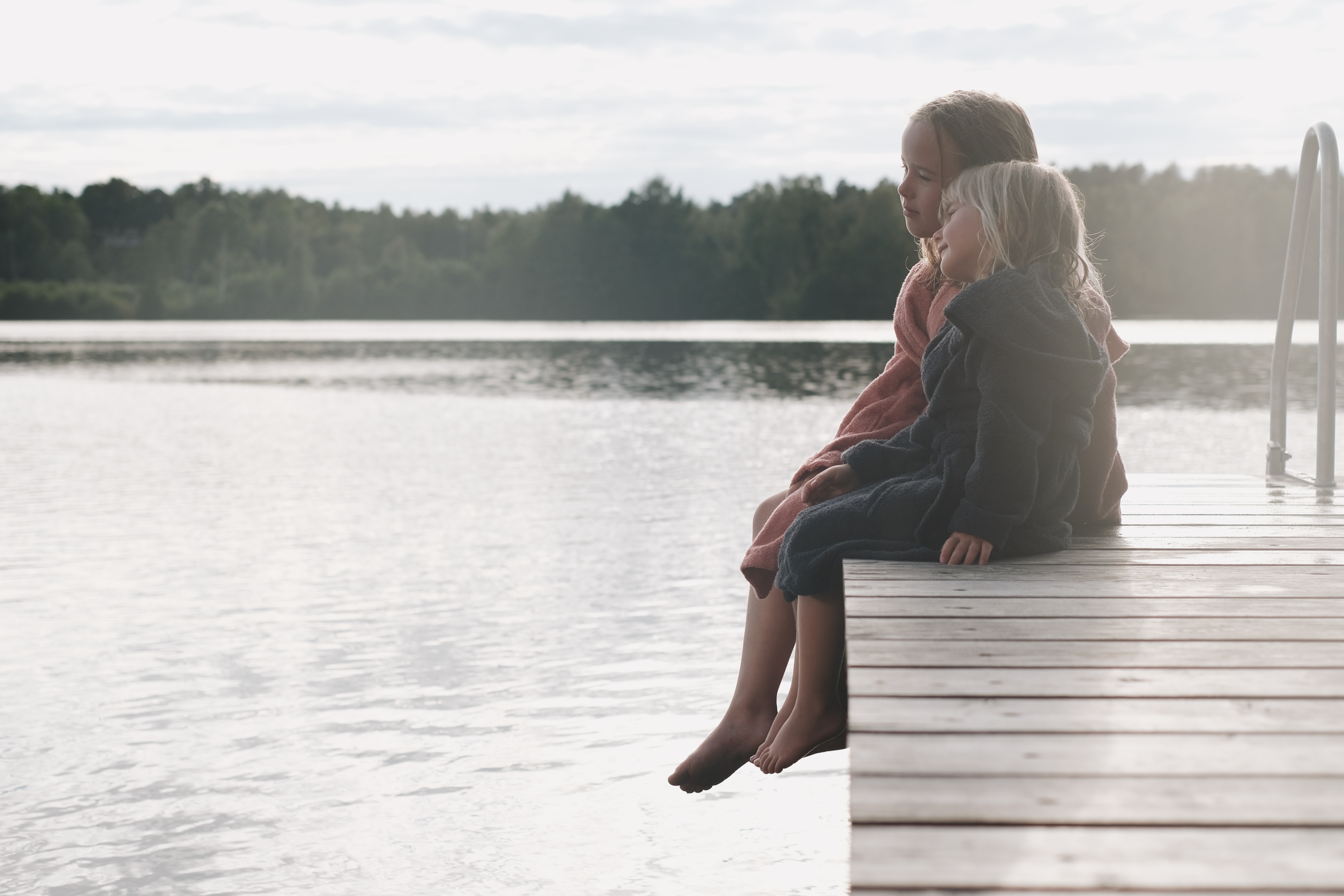 Två barn på en brygga.