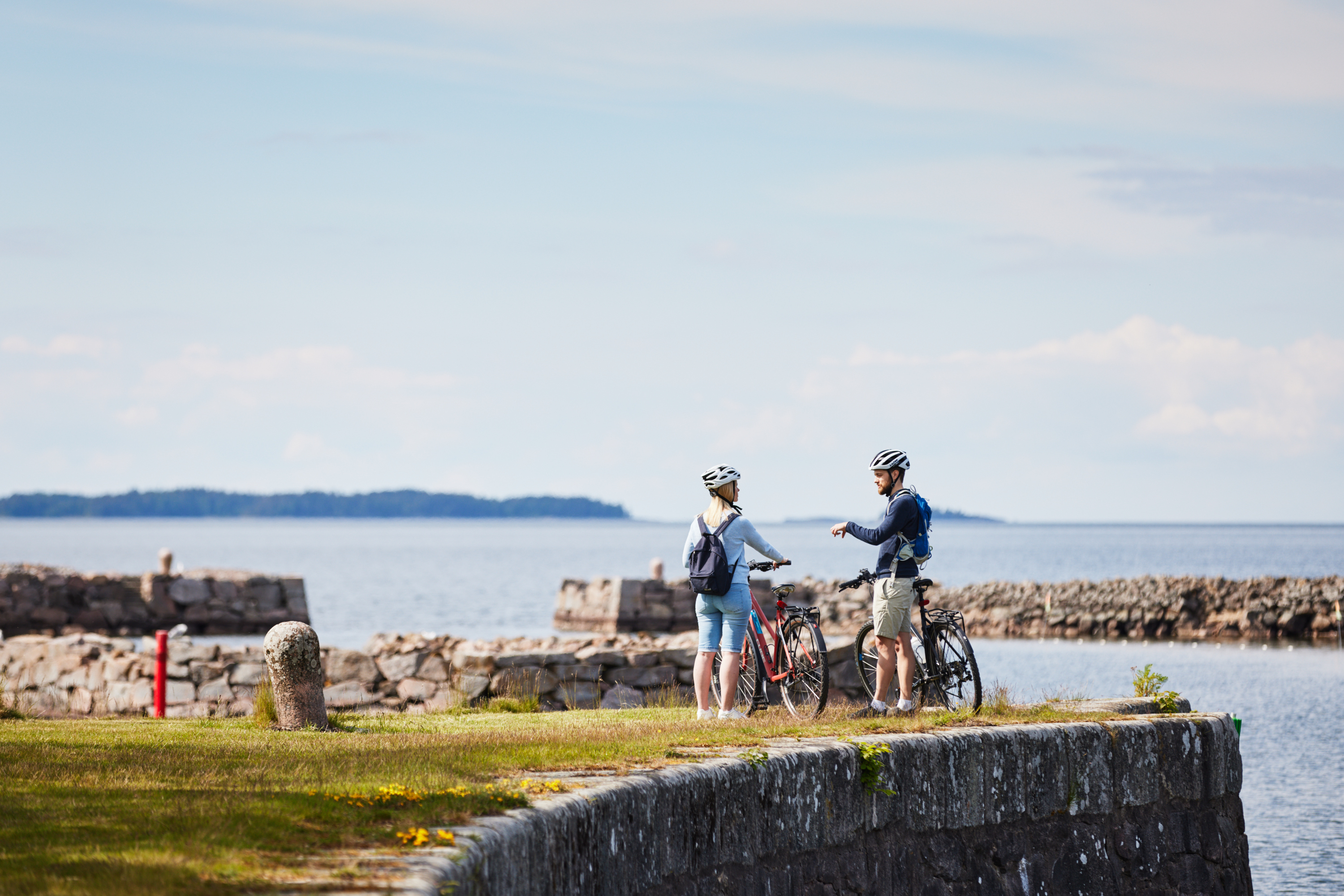 Friends cycling at Vänerleden