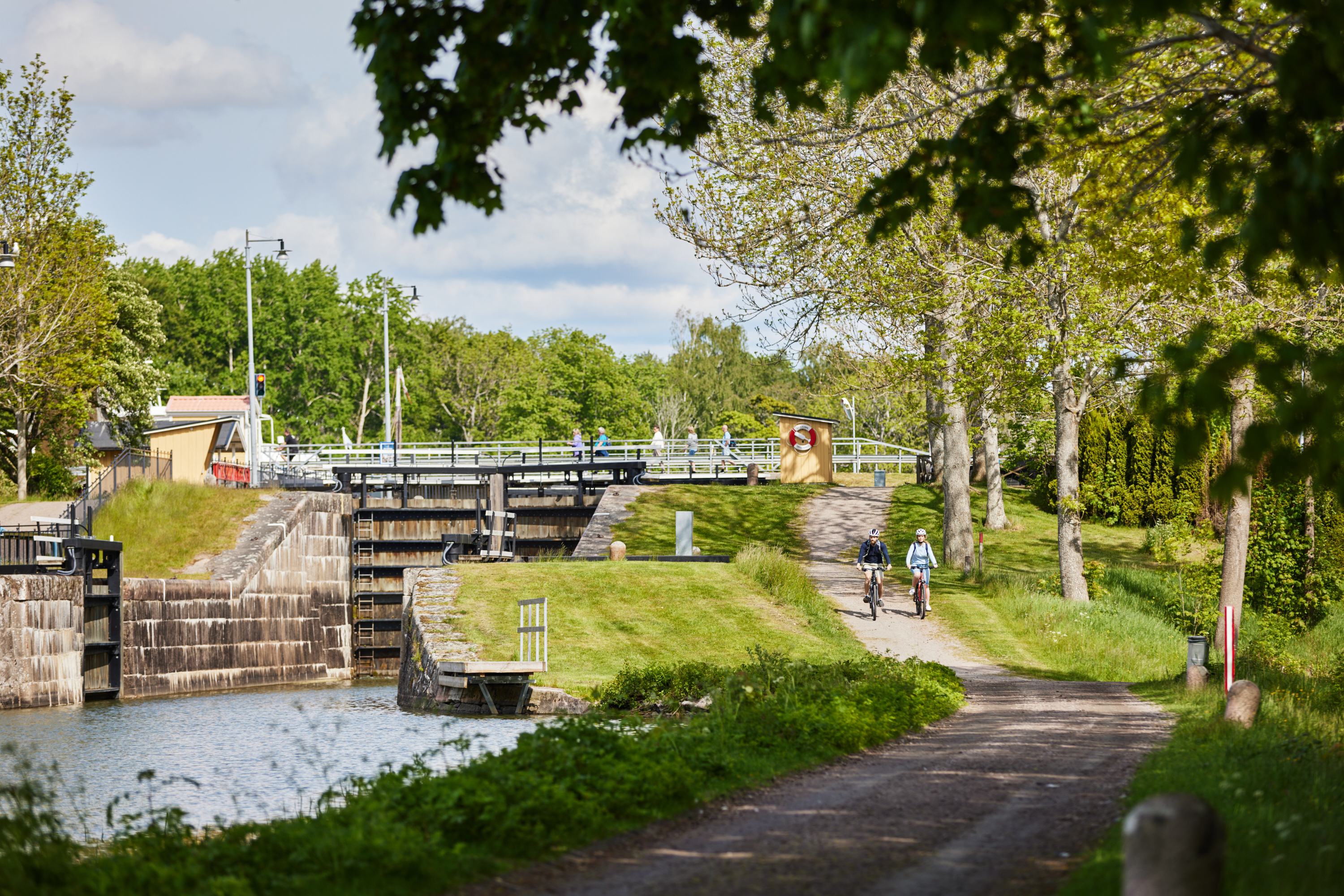 Friends cycling at Vänerleden