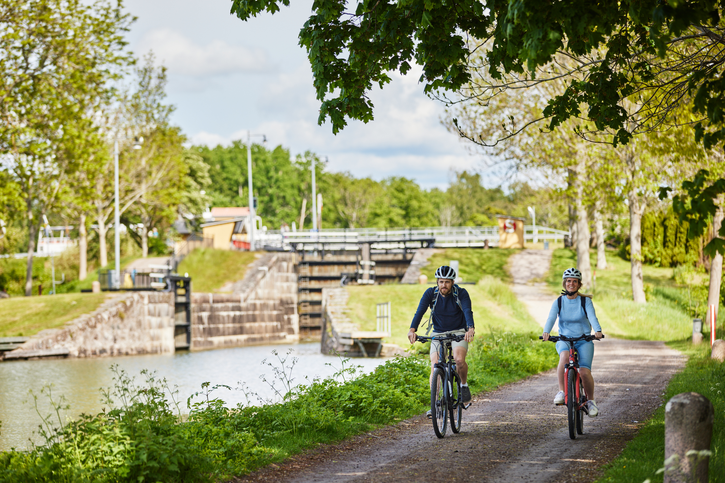 Friends cycling at Vänerleden