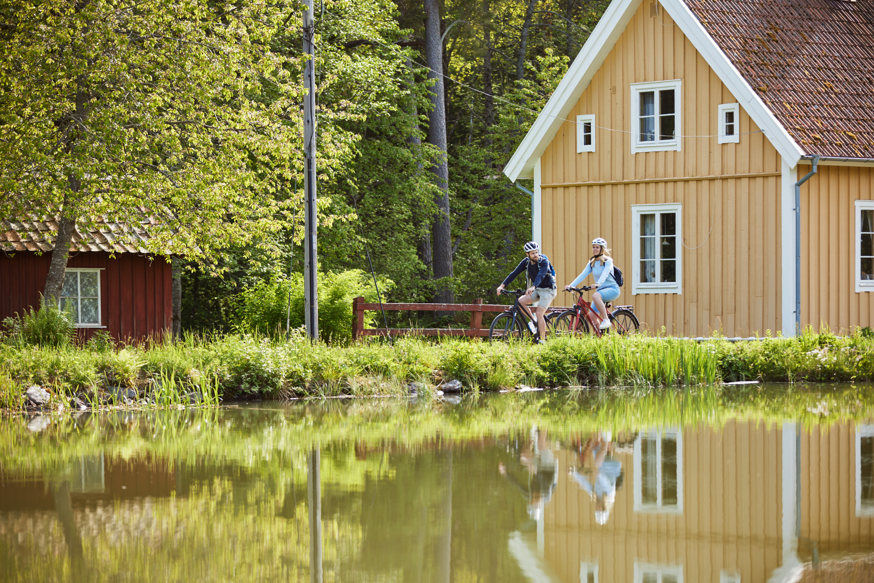 Friends cycling at Vänerleden