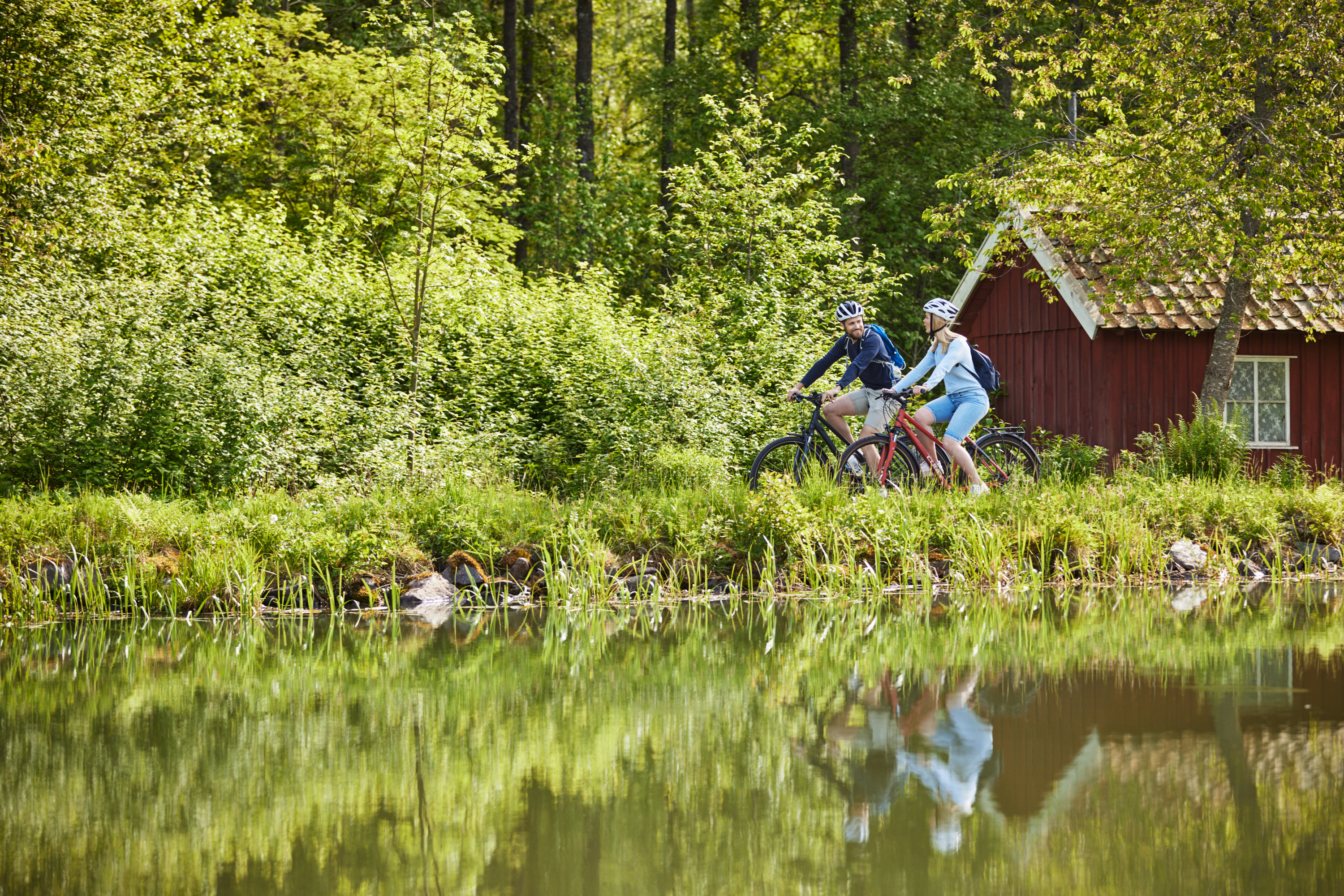 Friends cycling at Vänerleden