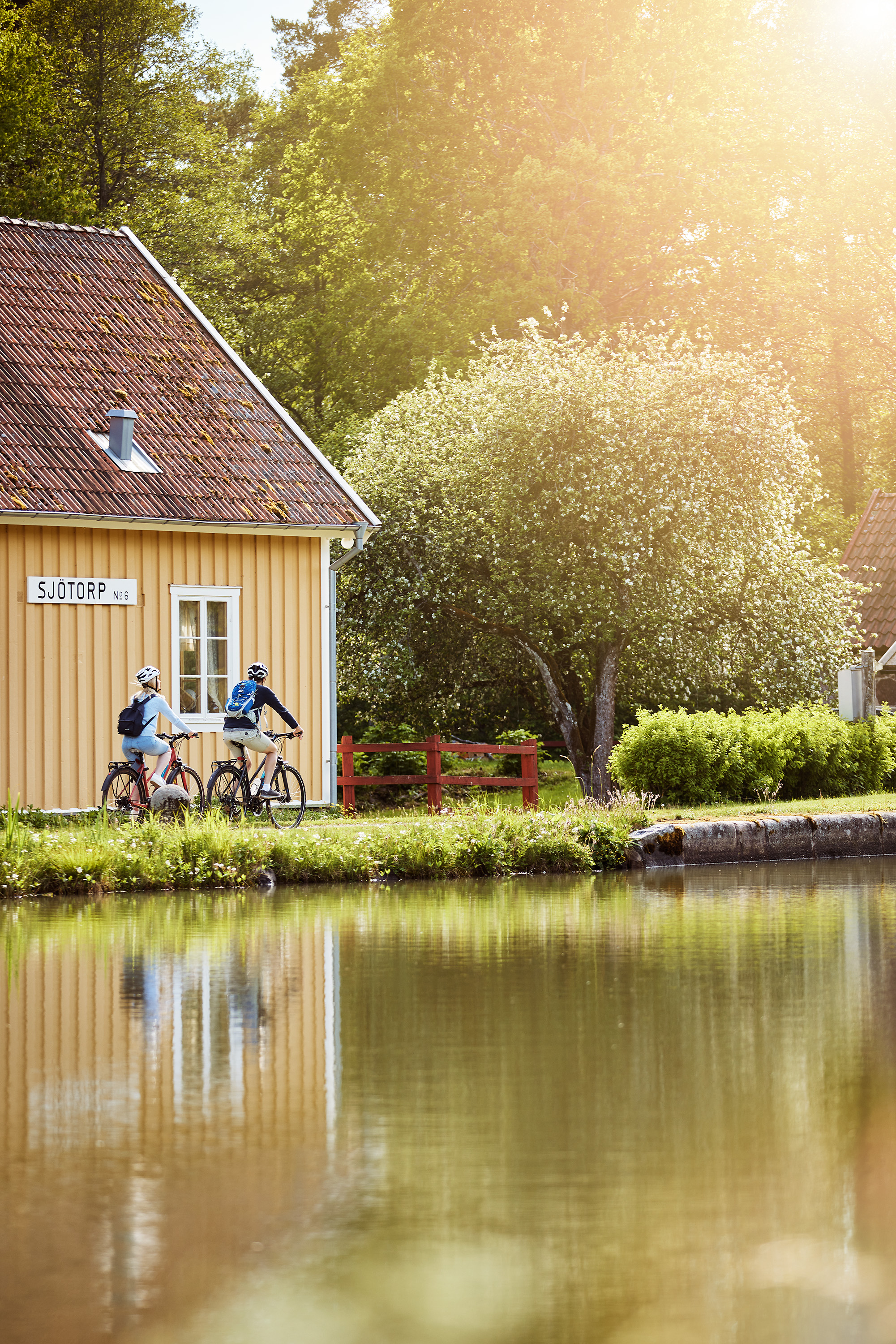 Friends cycling at Vänerleden