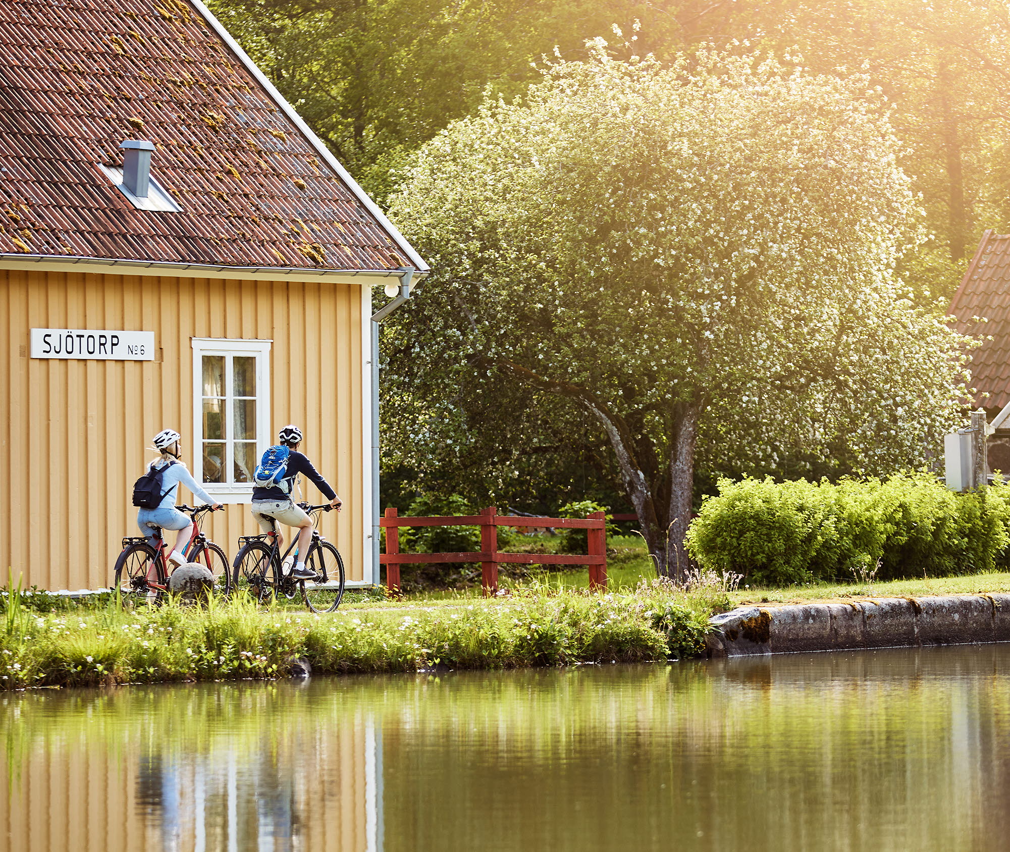 Friends cycling at Vänerleden
