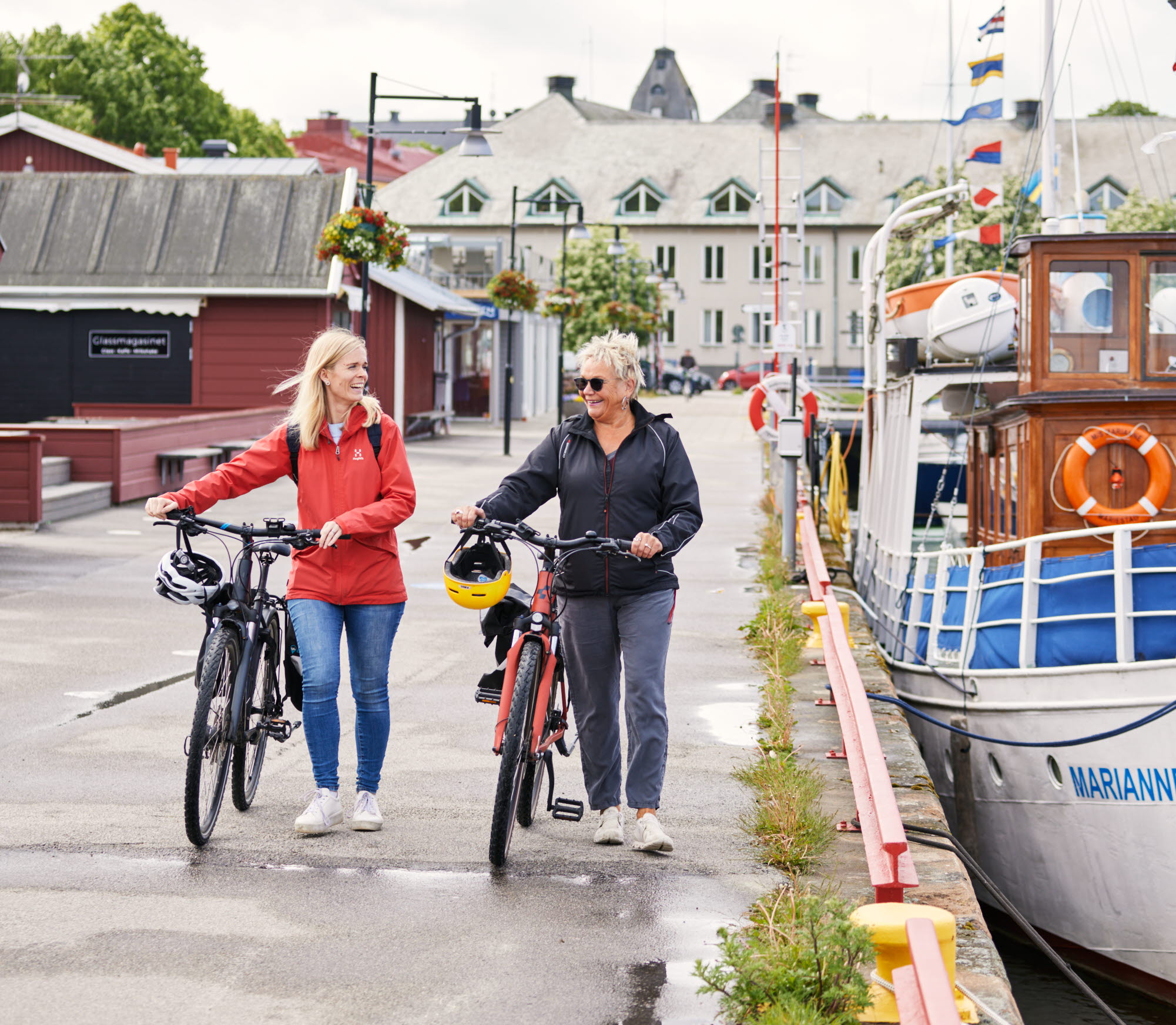 Kvinnor cyklar Vänerleden.