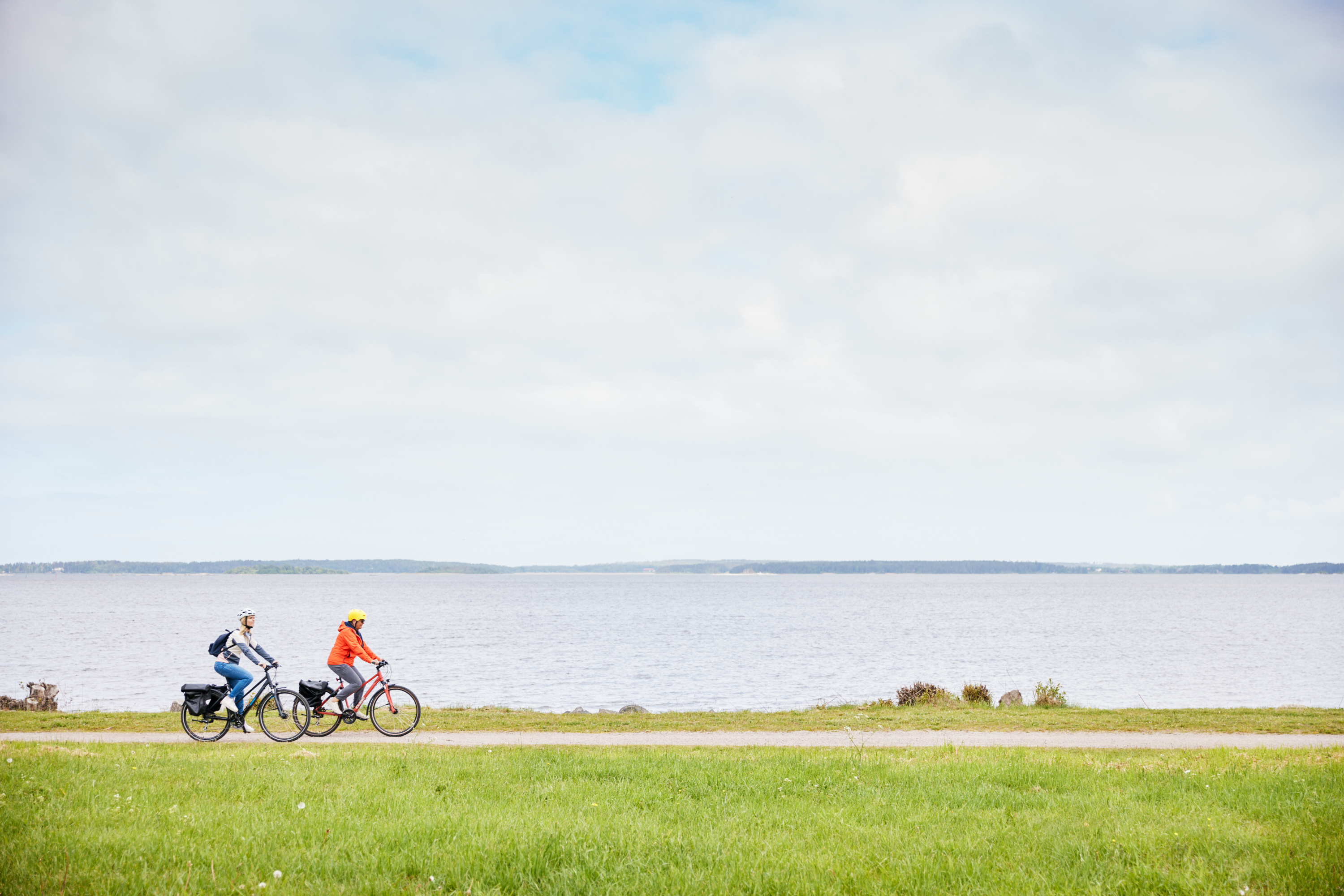 Women cycle on the Vänerleden