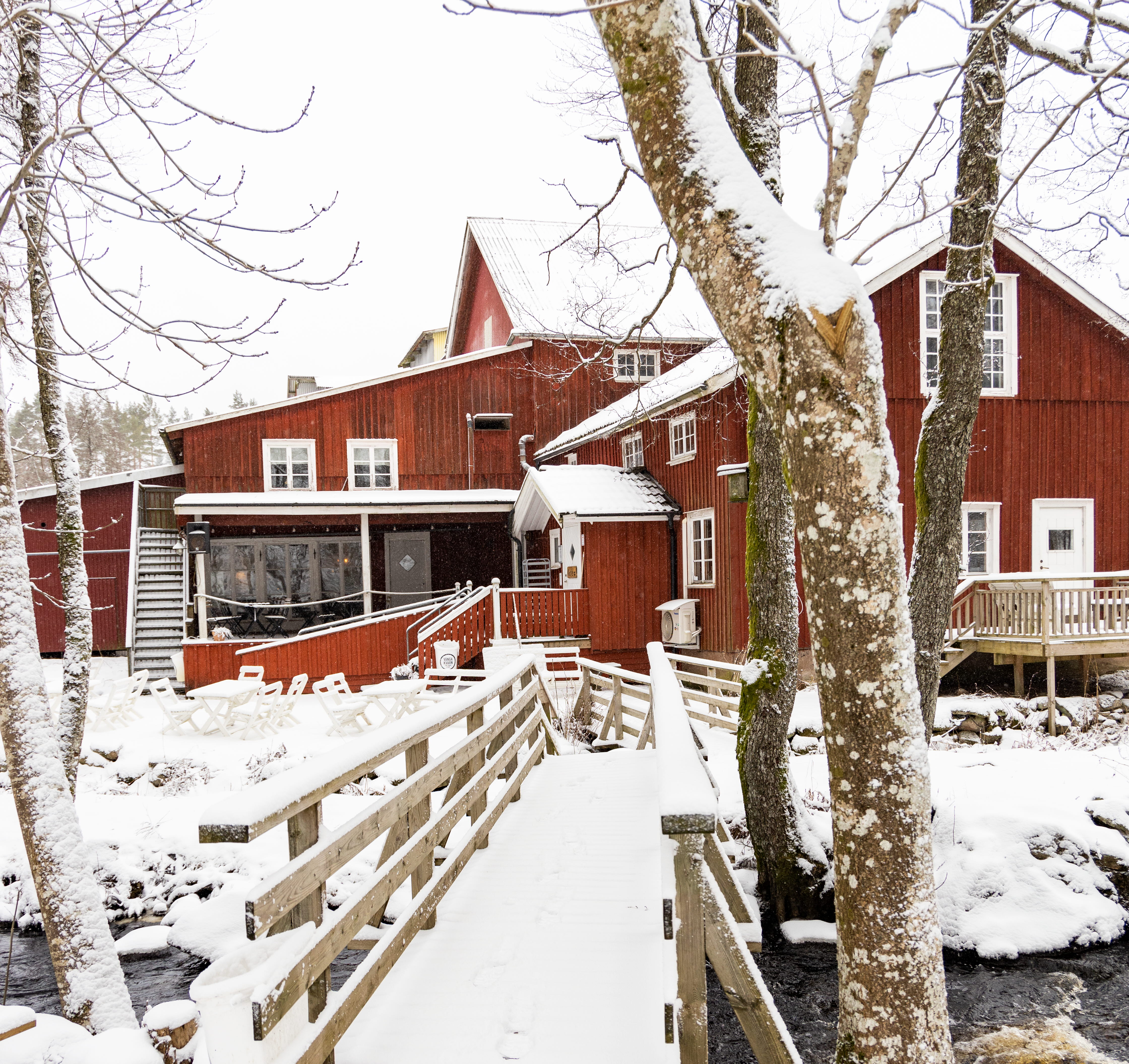 Röd byggnad i vinter skrud.