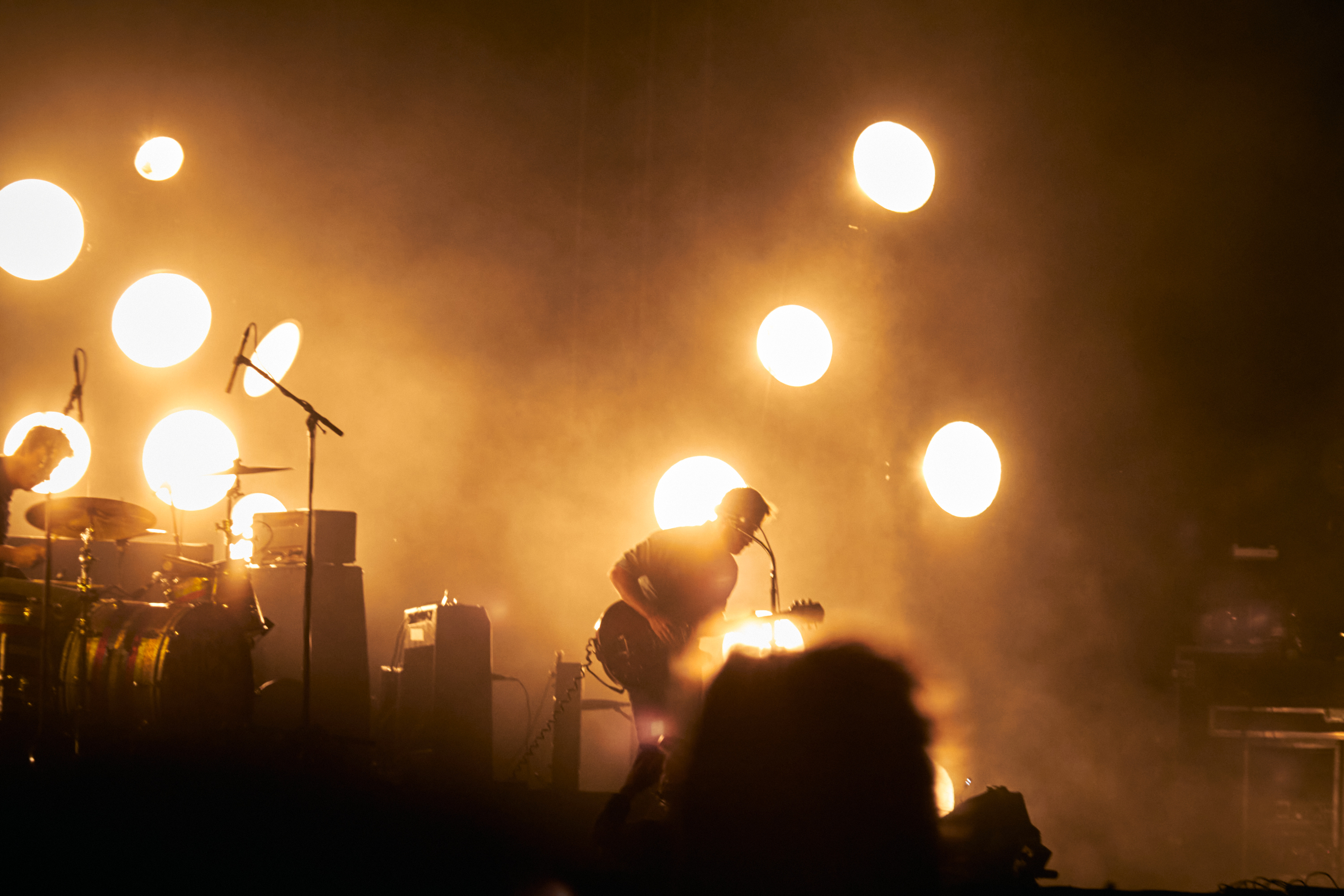 Musikant spelar instrument.