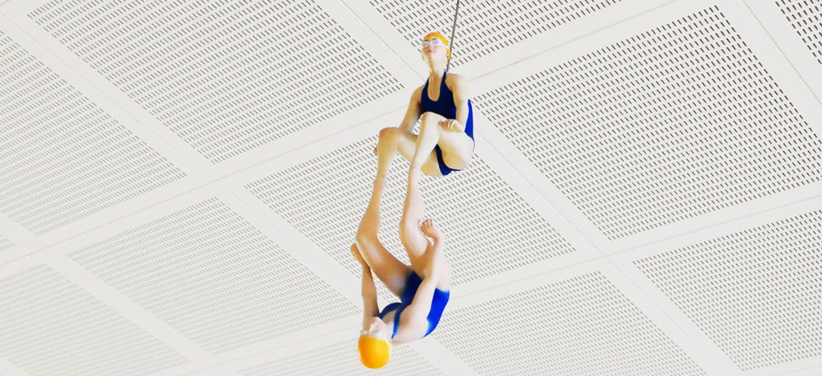 konstverk hängandes från taket, två simmare