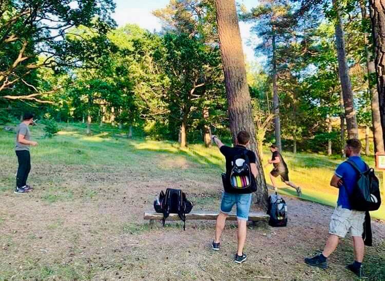 killar som spelar discgolf.