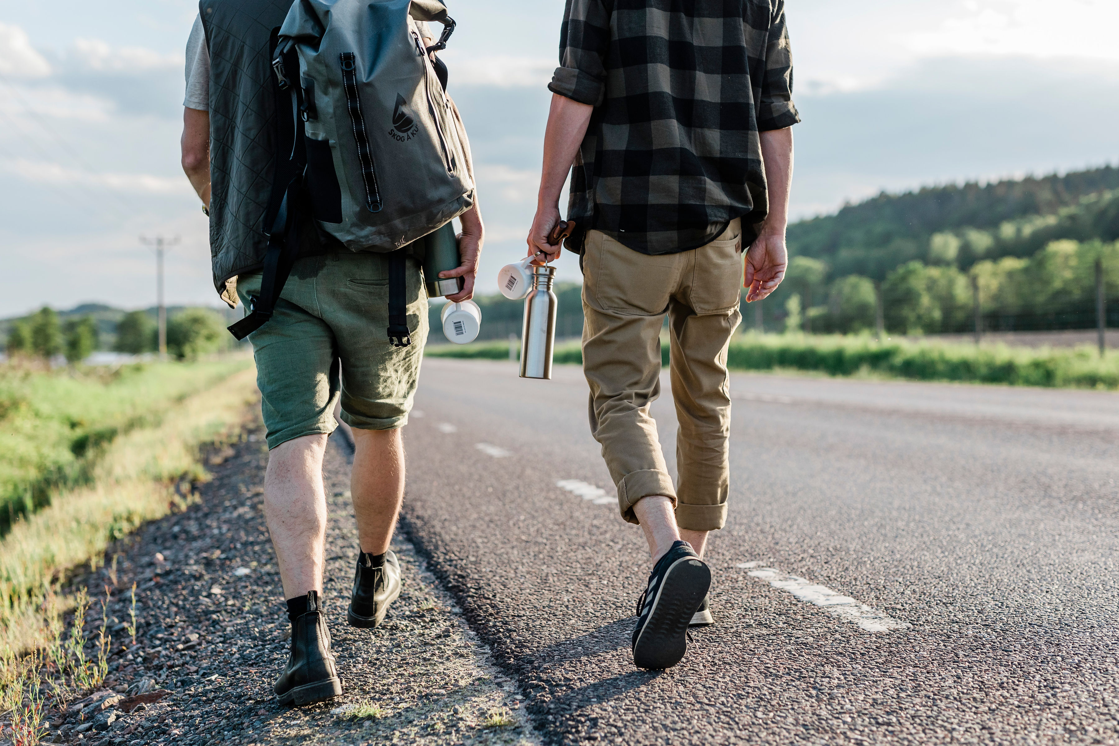 via190, två personer som går på väg