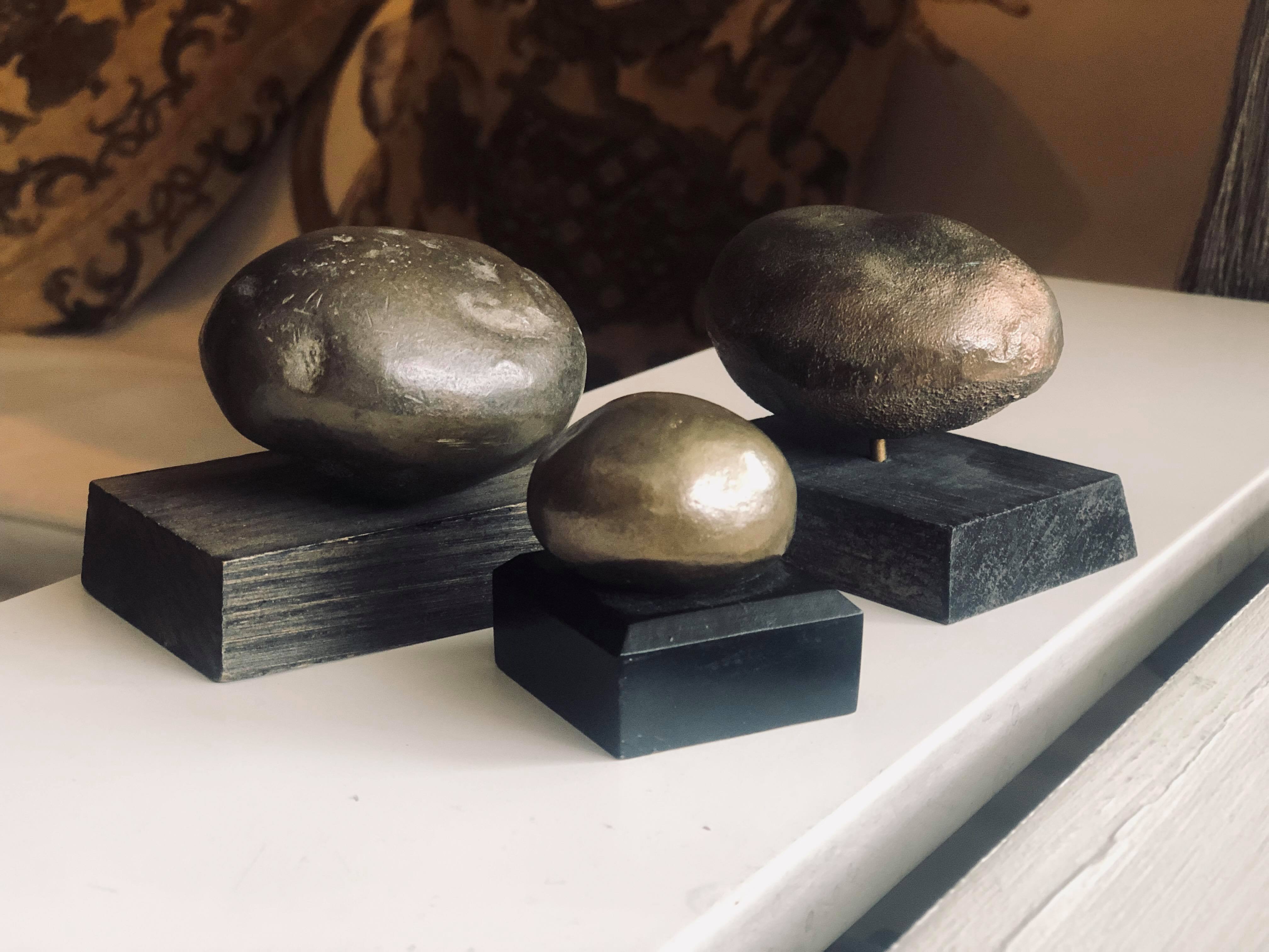 tre stycken noler (potatis) på en bänk. 