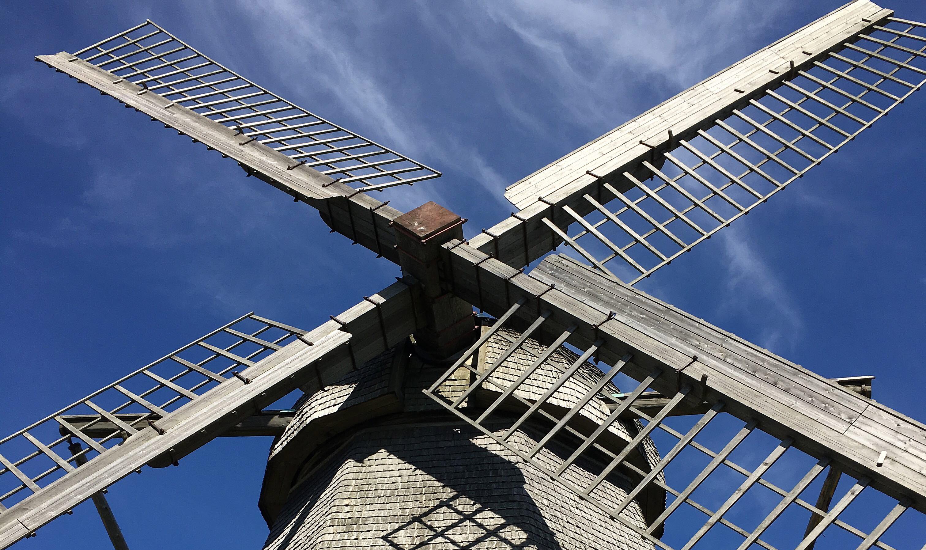 Väderkvarn med blå himmel.