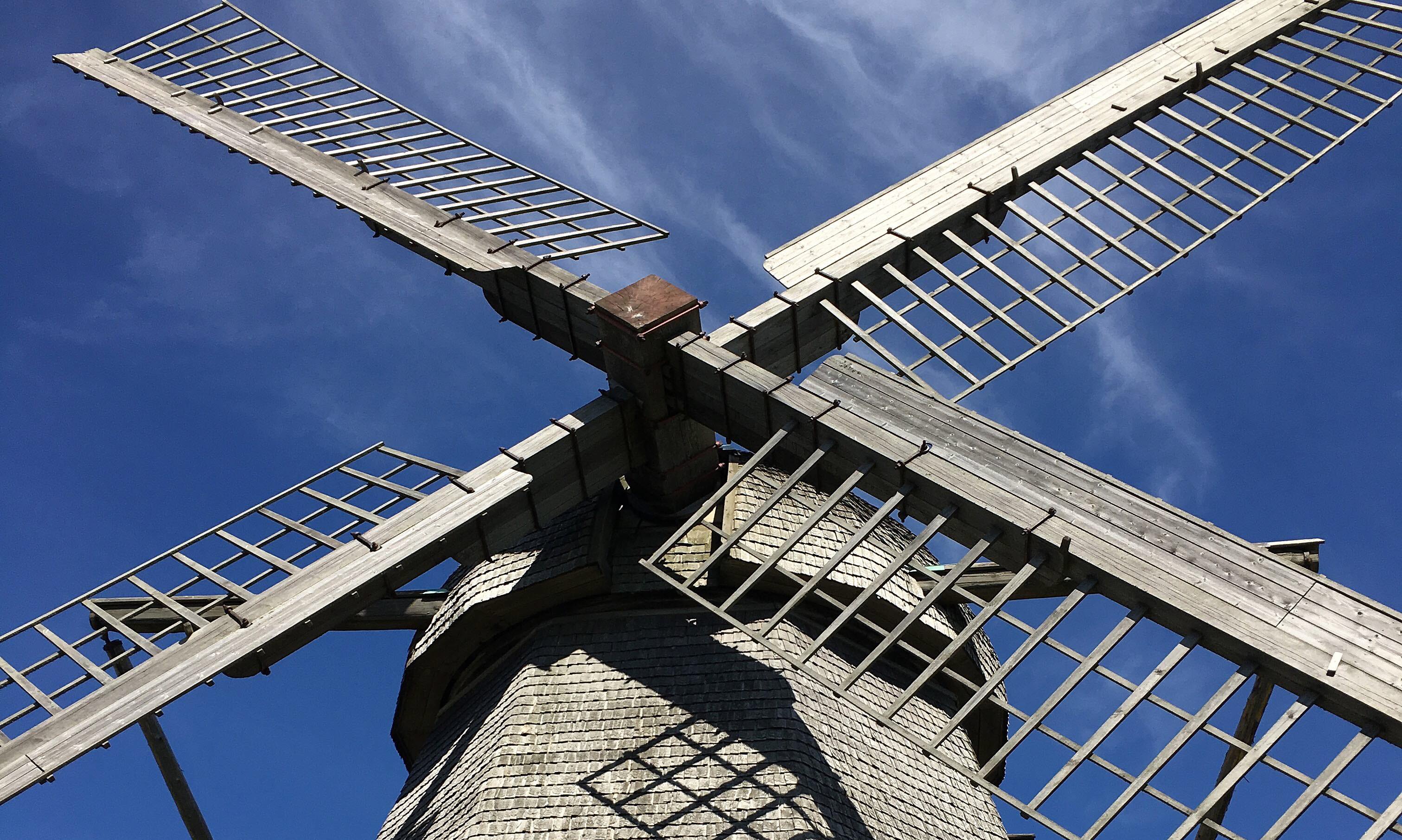 Väderkvarn med blå himmel.