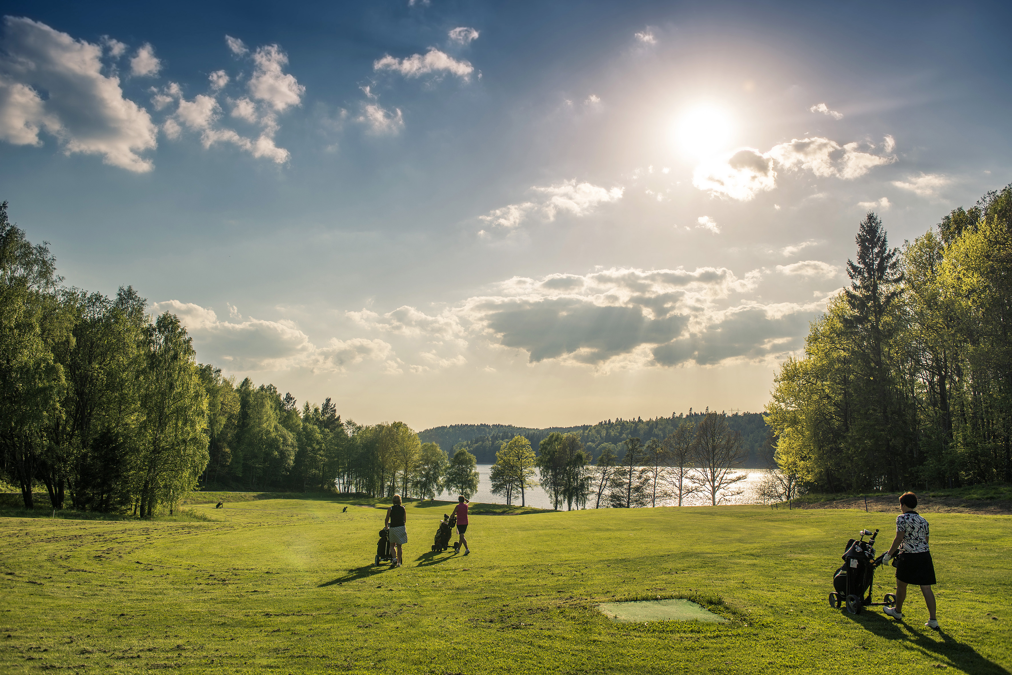 Två golfare är ute på en golfrunda en solig sommardag