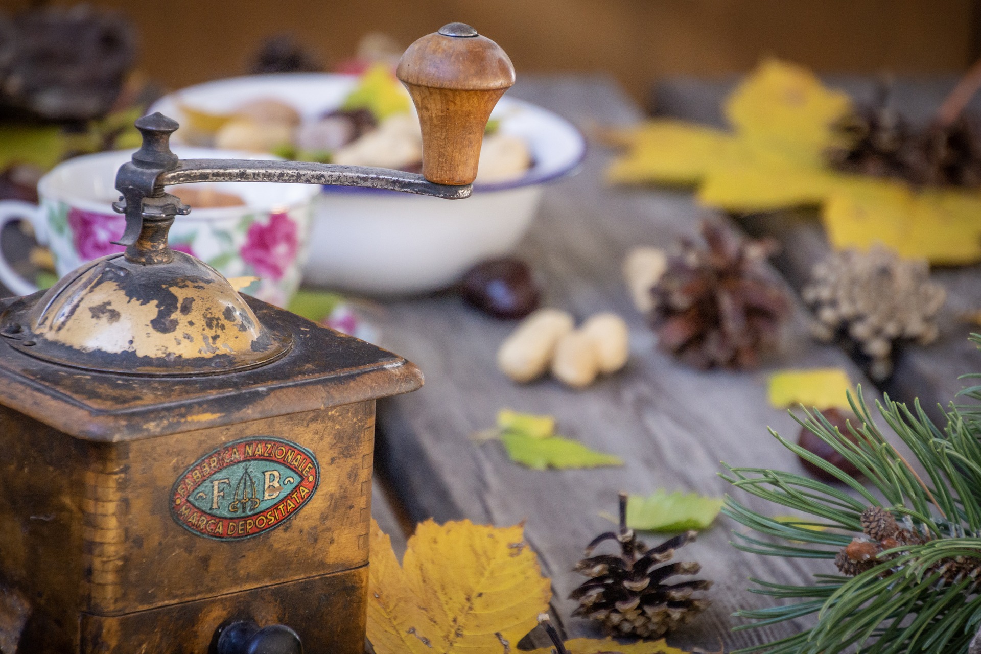 Matbord med höstdekoration. 