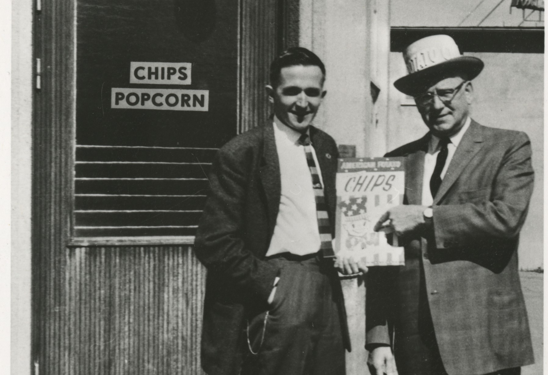 Grundaren till Estrella plus okänd man utanför butik. 