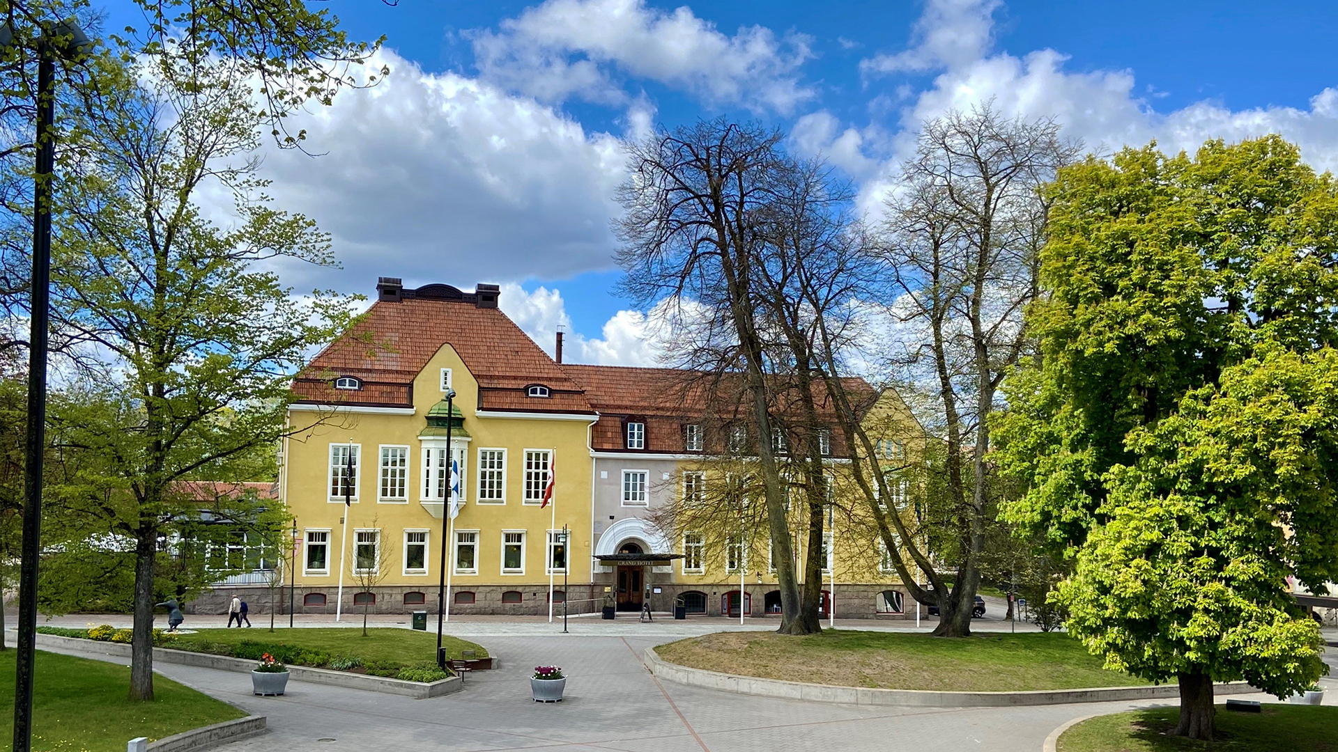 Gult äldre hotell i parkmiljö