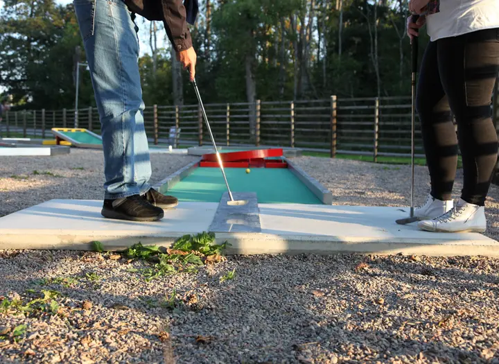 Spela minigolf