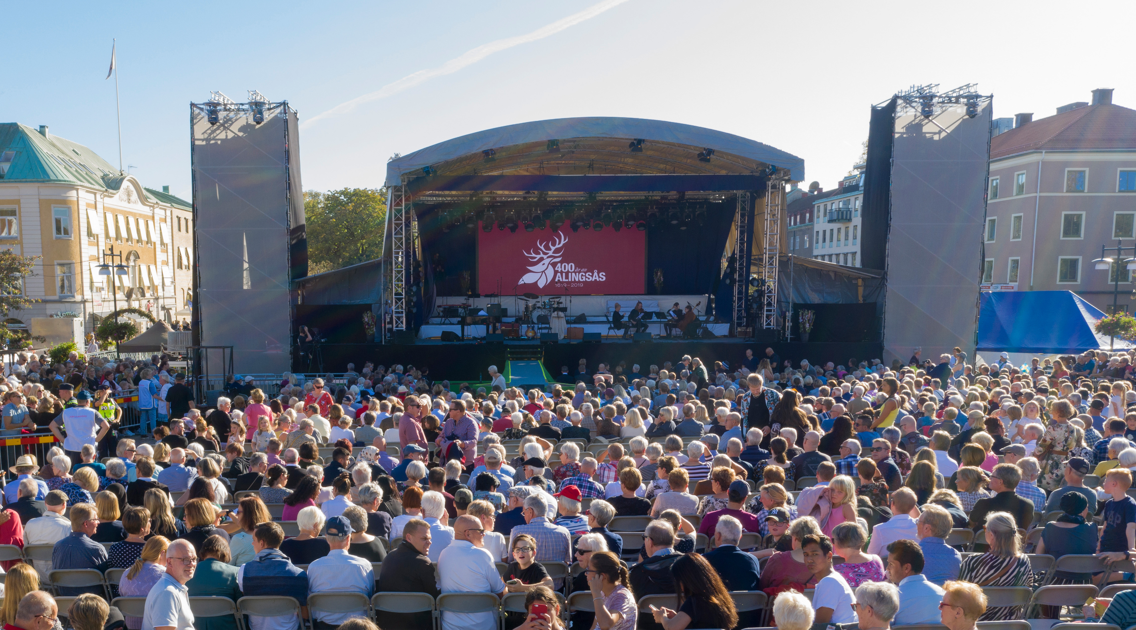 En stor scen med ett publikhav.