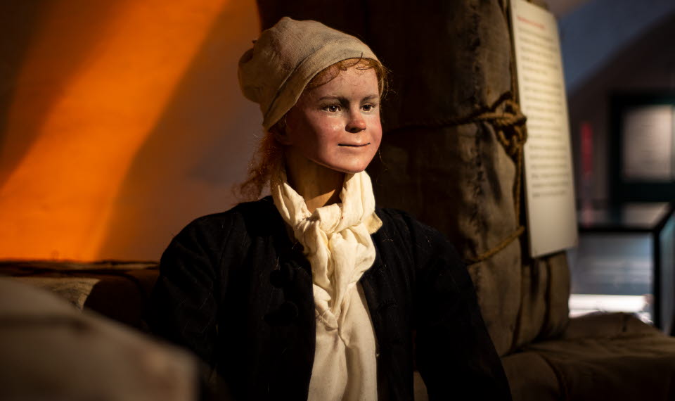 docka som ler i museet