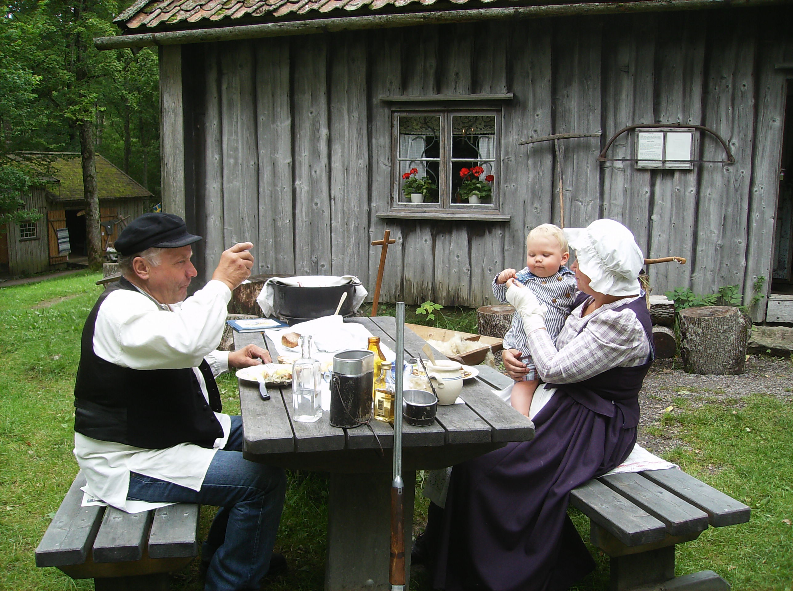 familj vid ett bord utomhus