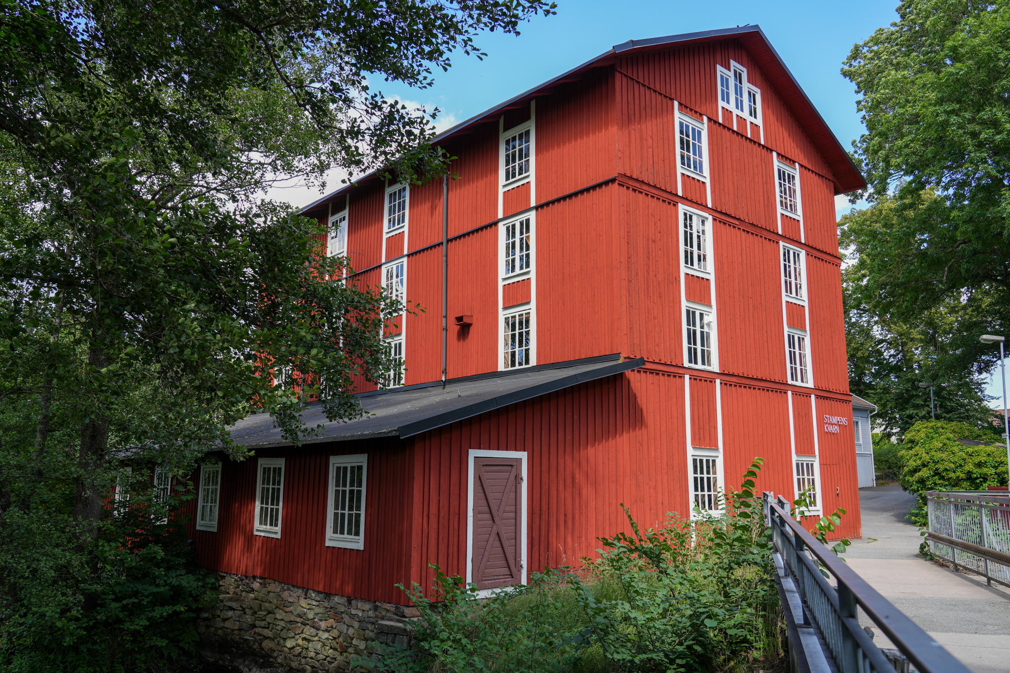 Stor röd byggnad i röd träpanel. 