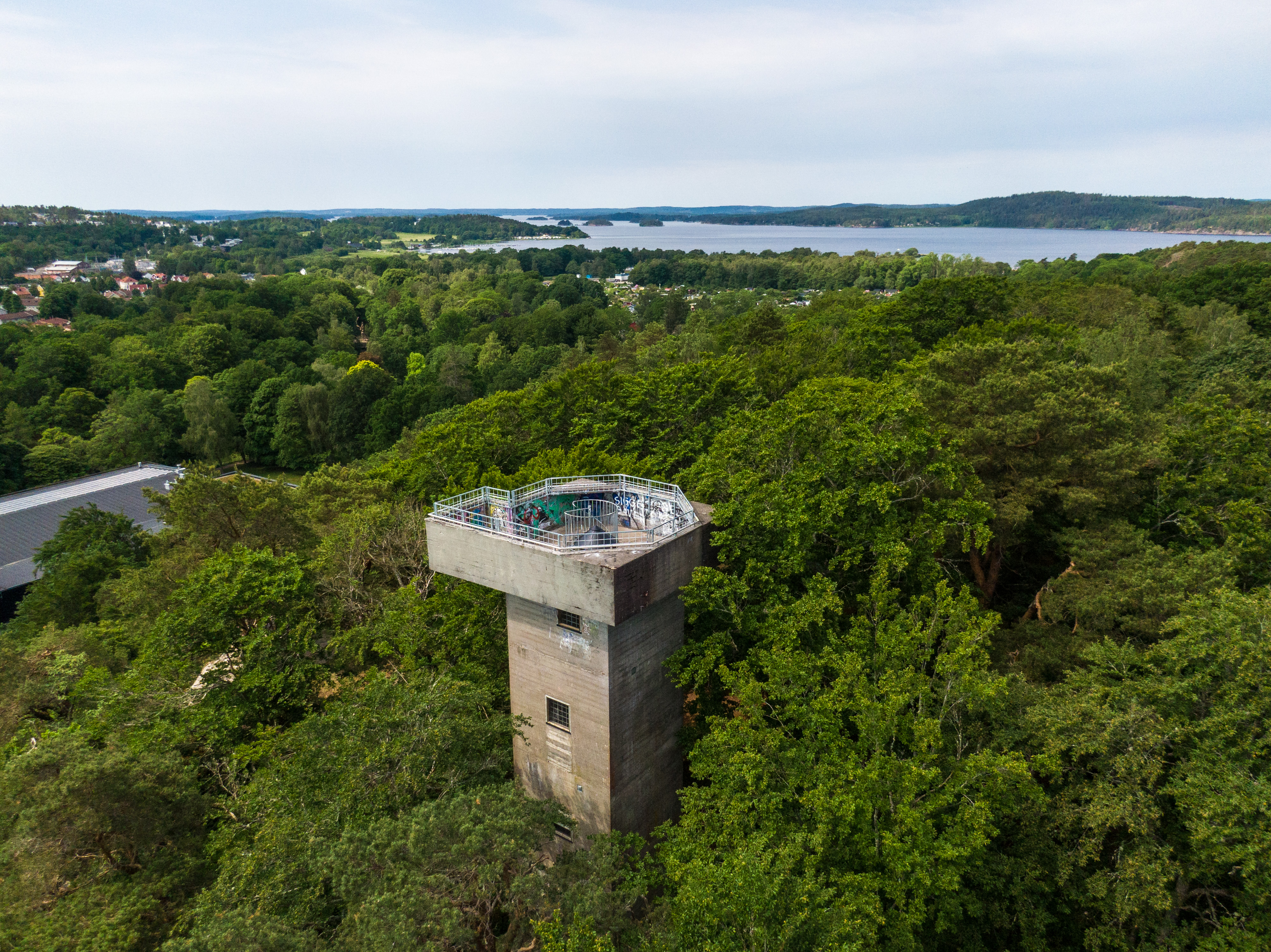 En drönarbild tagen på utsiktstornet i grönska