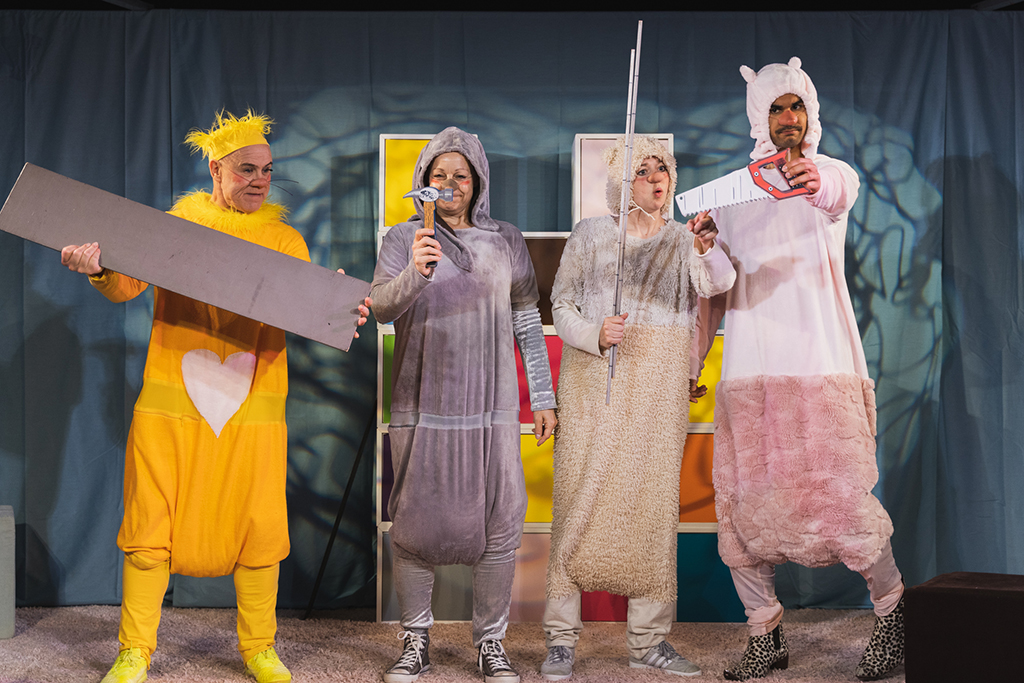 en grupp vuxna i mjukisdjurskläder