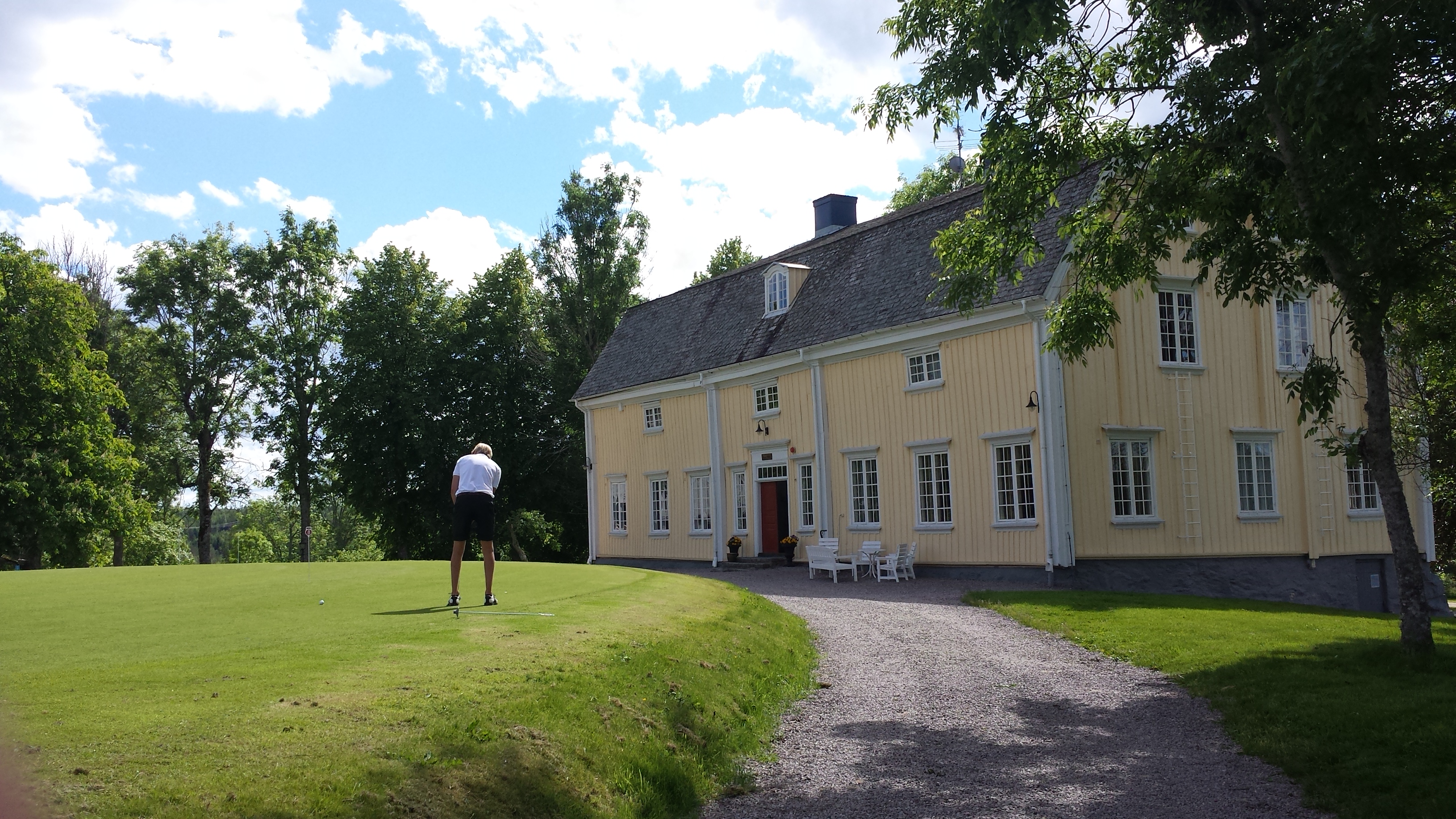 Golfare som står och puttar vid Forsbacka hotell.