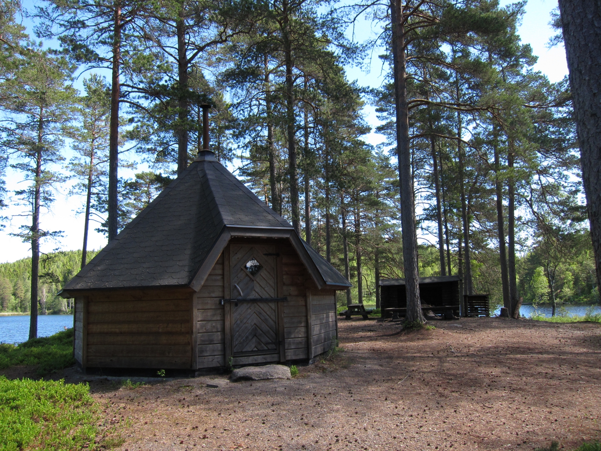 Vindskydd och kåta med rastplats och grillplats vid Ängebytjärn