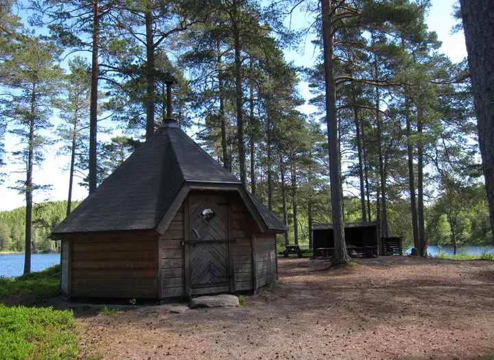 Vindskydd och kåta med rastplats och grillplats vid Ängebytjärn