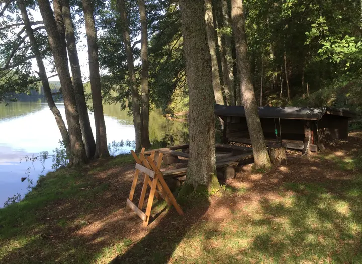 Vindskydd, raststuga, dass och grillplats på Mjölkudden i Orsbergets naturreservat