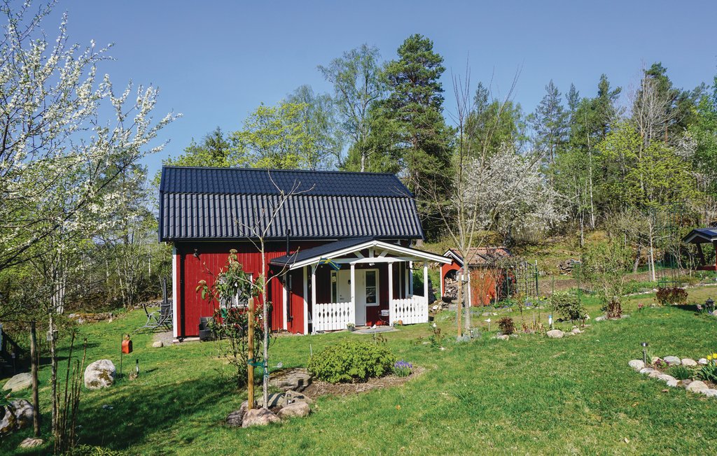 Stuga och loppis vid Bräcke