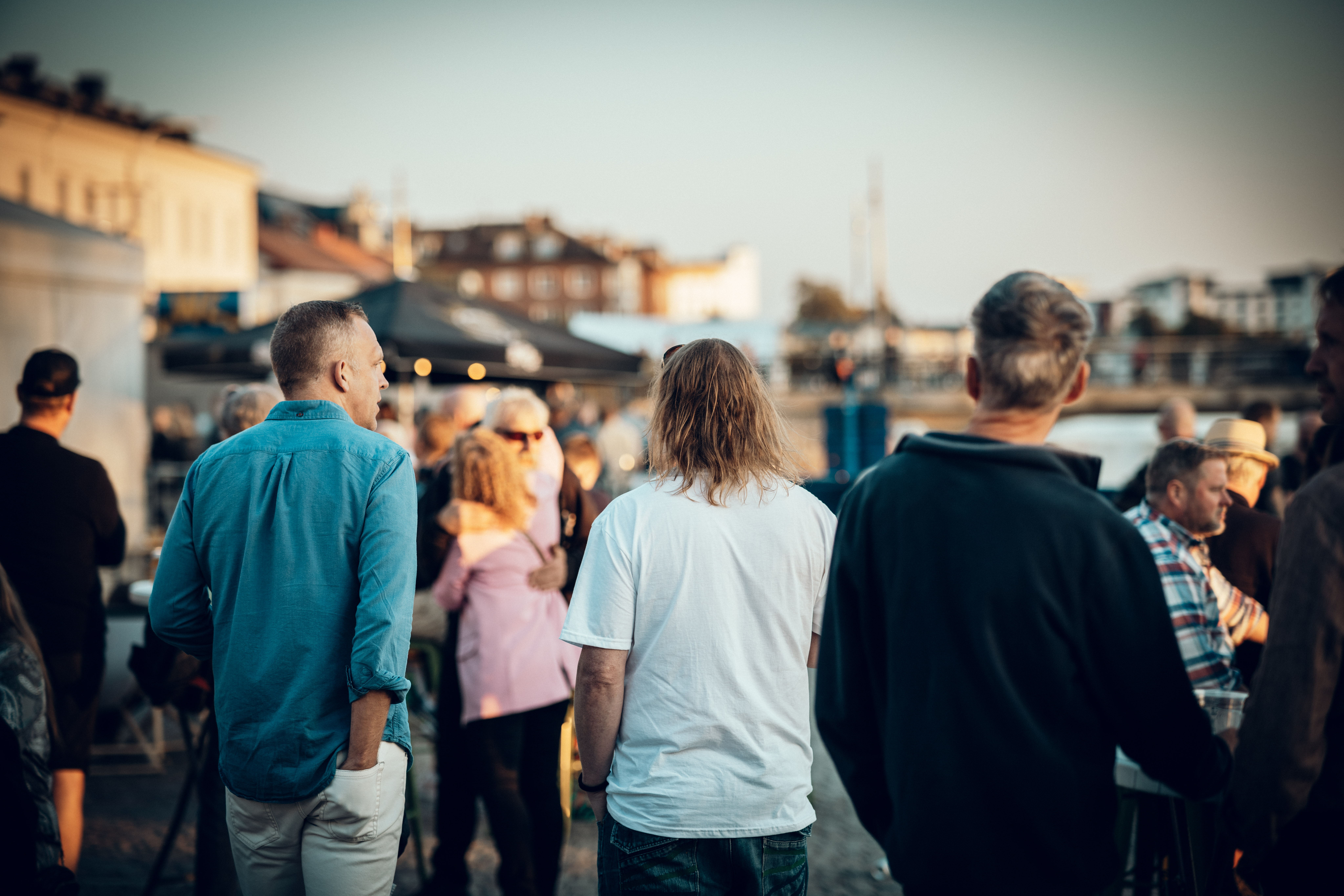 Människor som går runt på stan