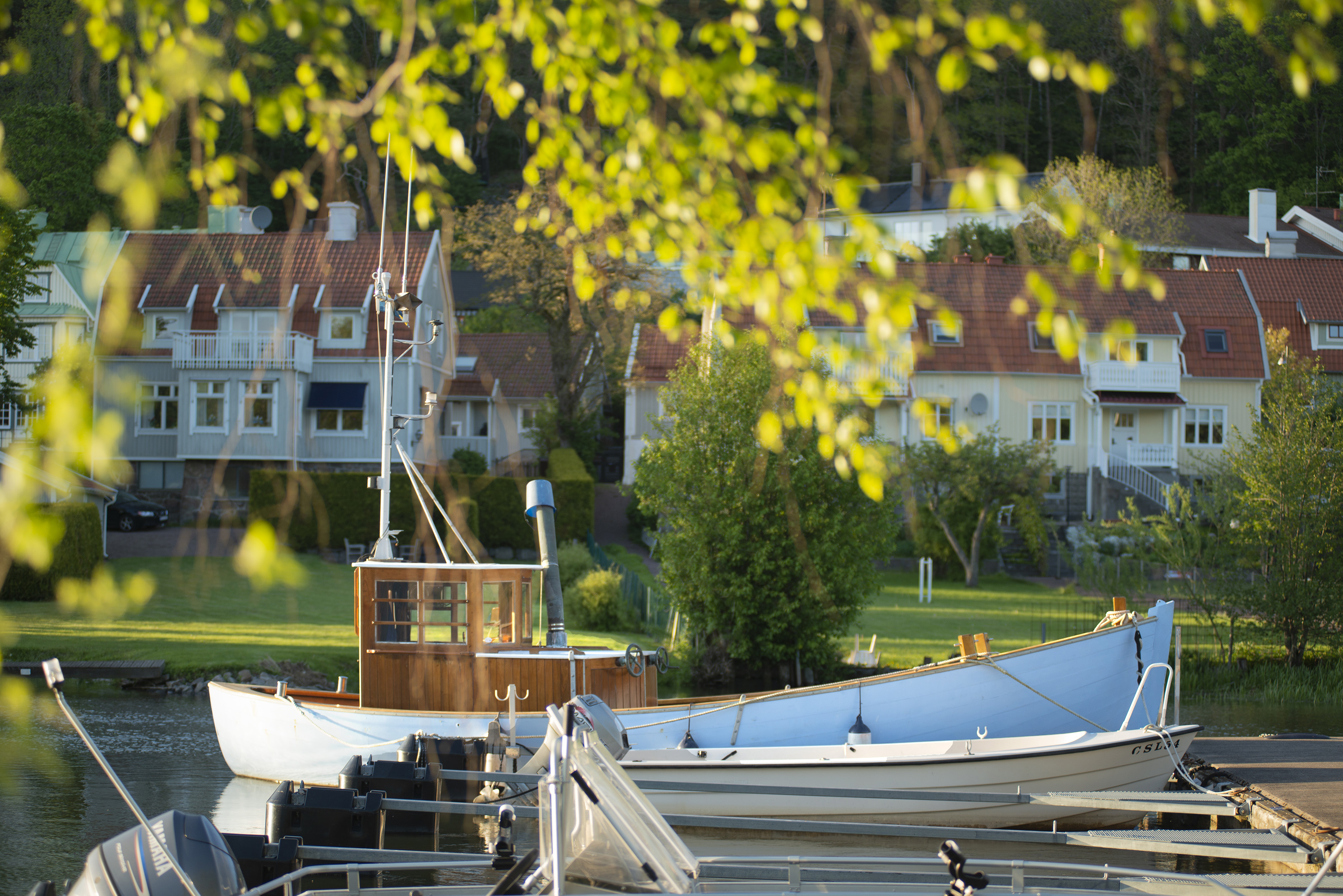 Båt som ligger i en avskild hamn.
