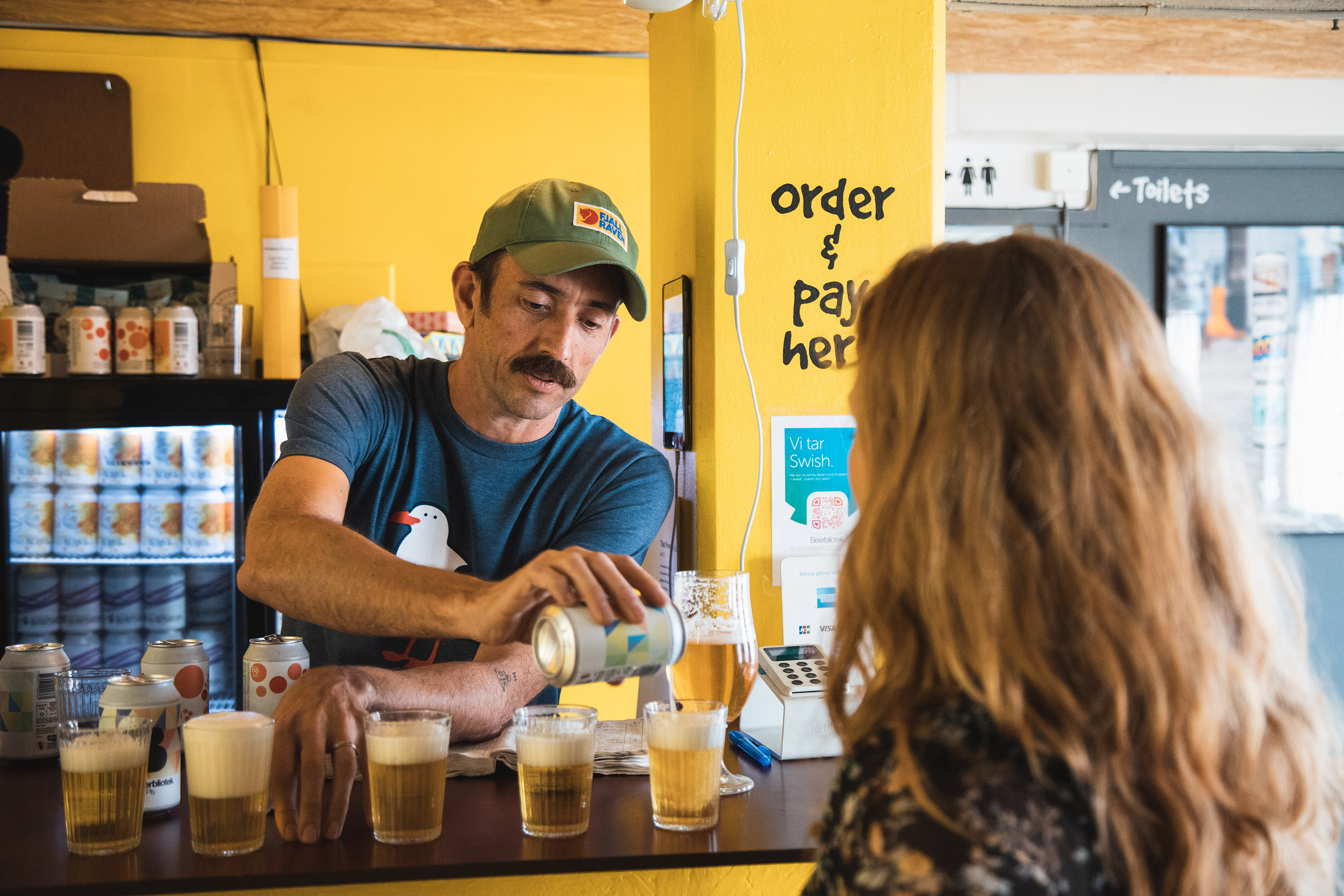 Bartender som häller upp öl.