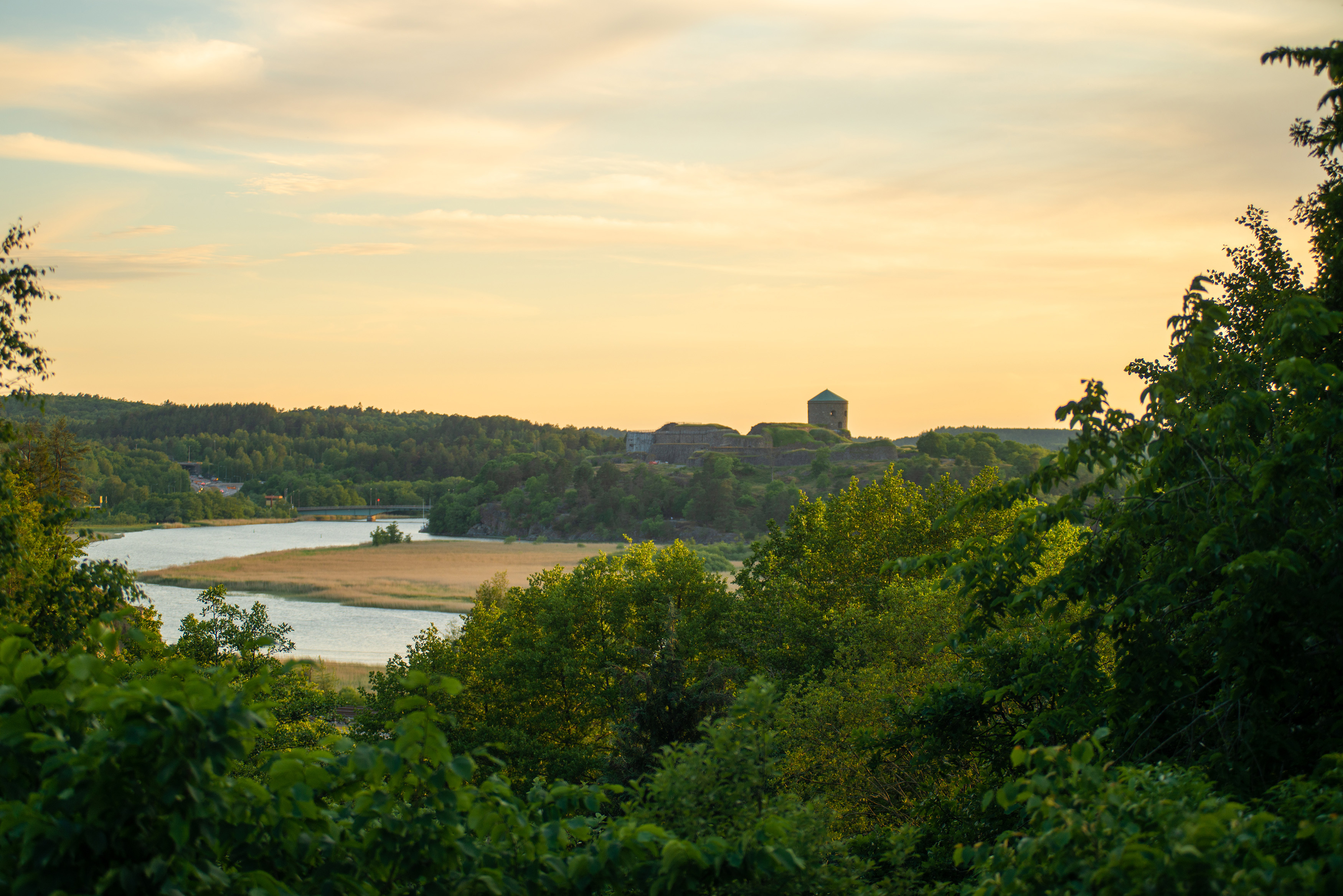 Bohus fästning omgiven av grön skog.