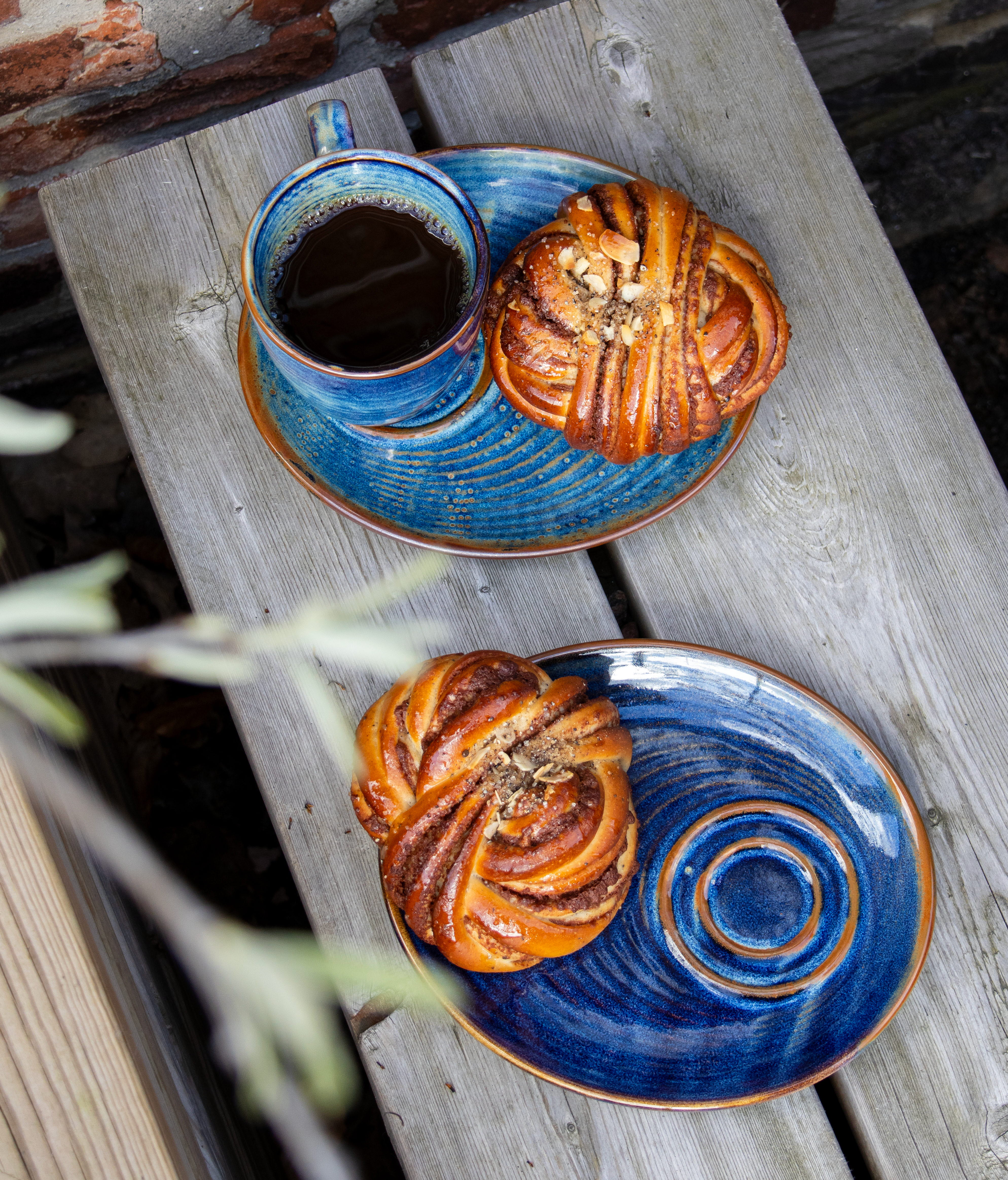 Coffee and buns on a blue plate.