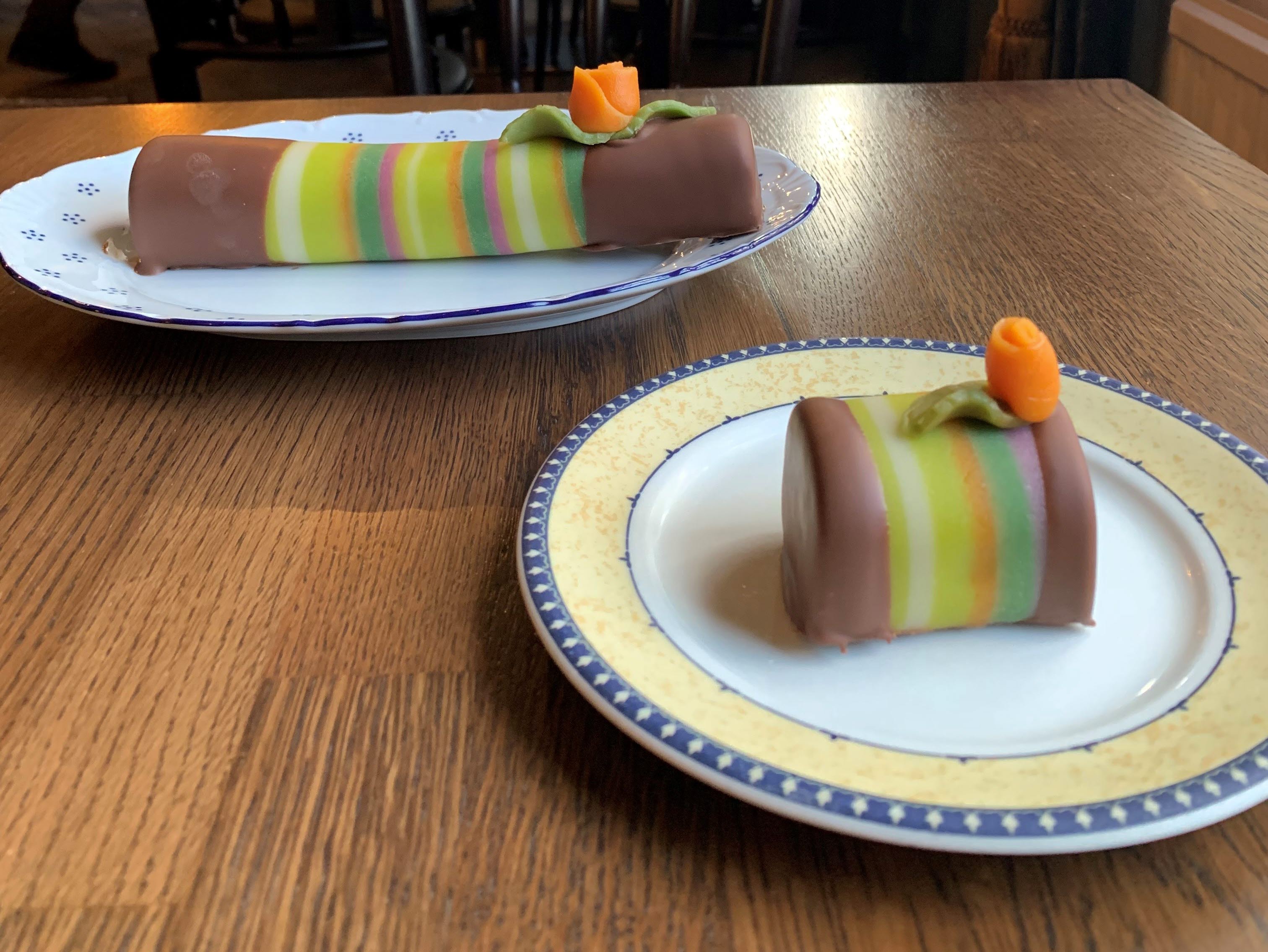 Färgglada bakverk på ett bord.