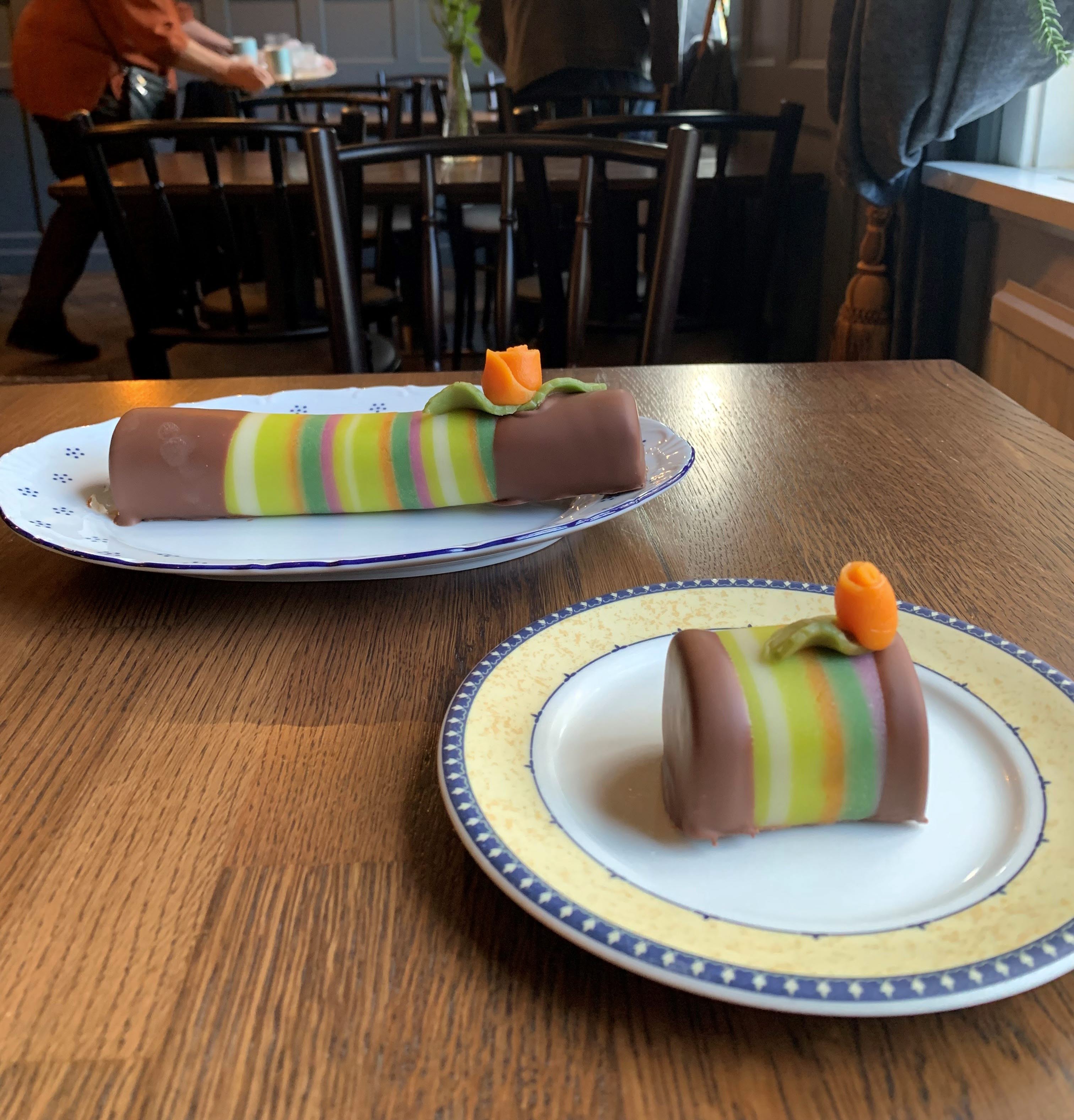 Färgglada bakverk på ett bord.