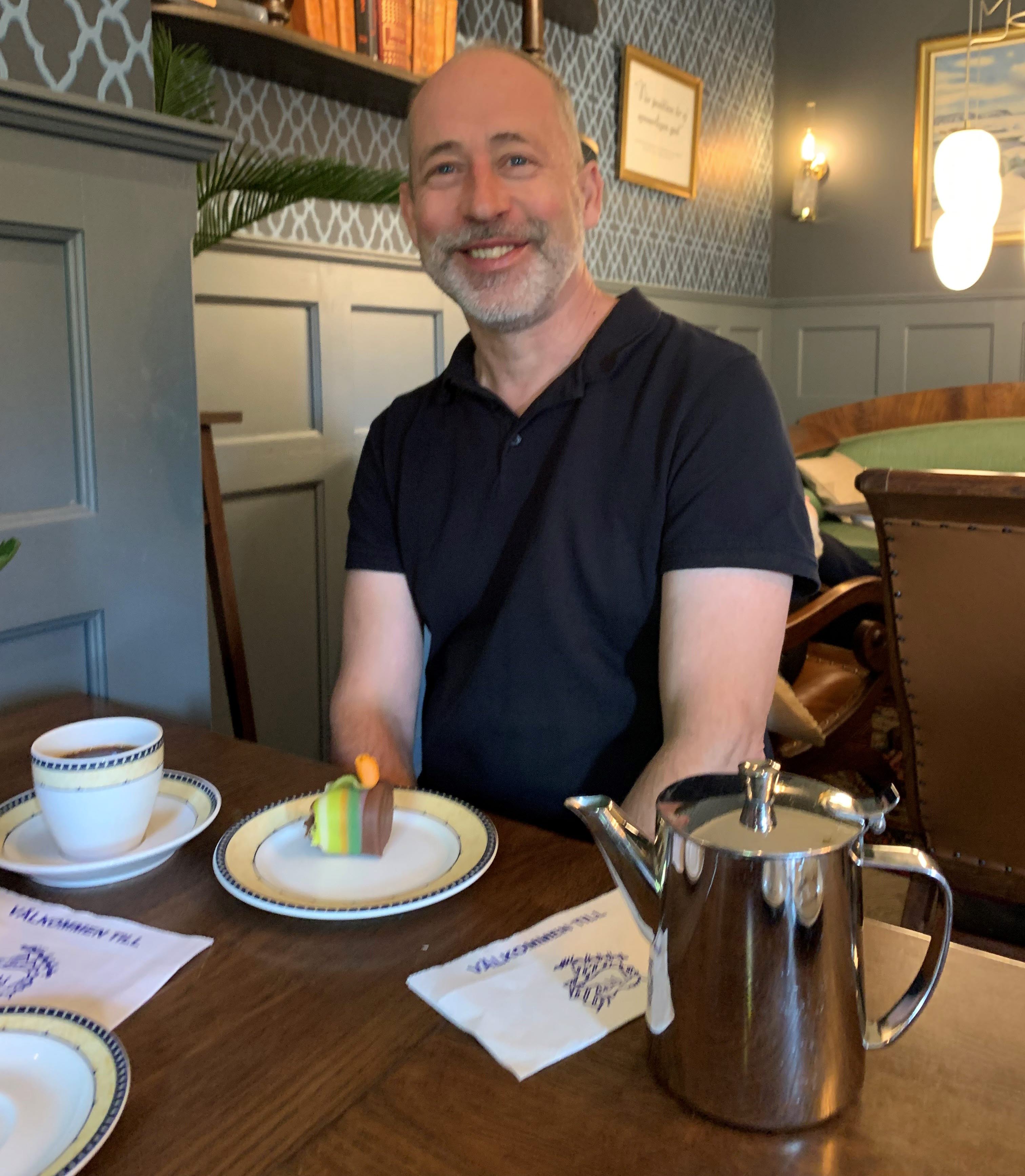 Man som sitter på ett café.