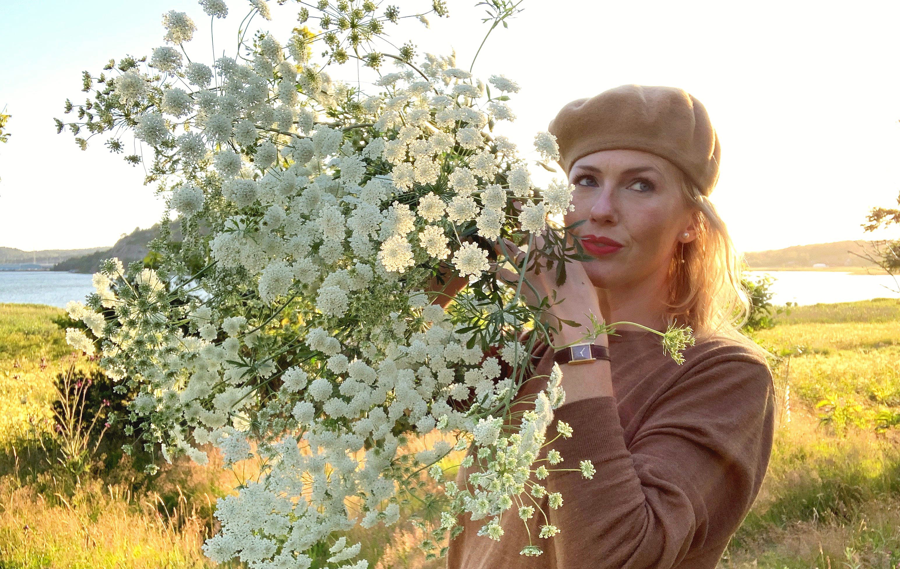 Emily Bratt, the gardener at "En annan slags trädgård" (A different kind of garden).