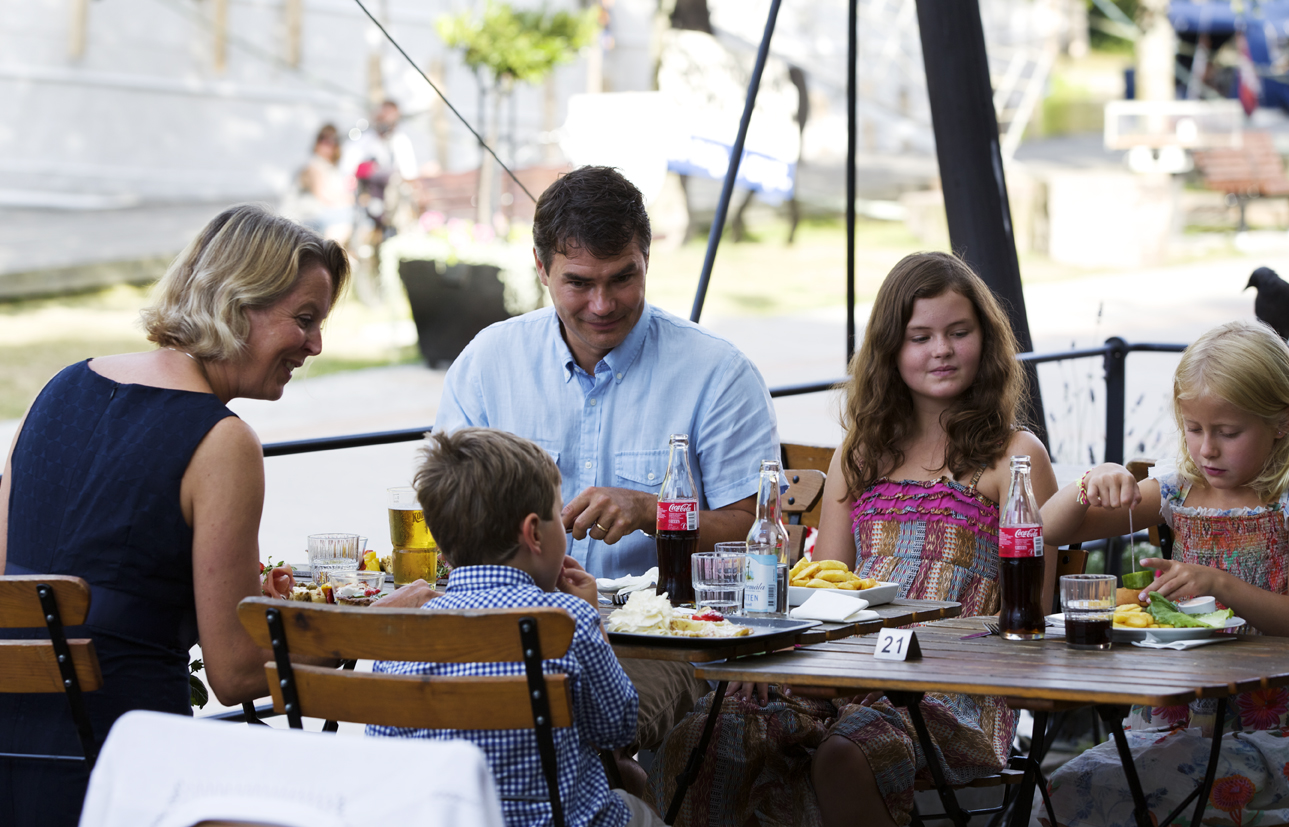 Family with kids eating food