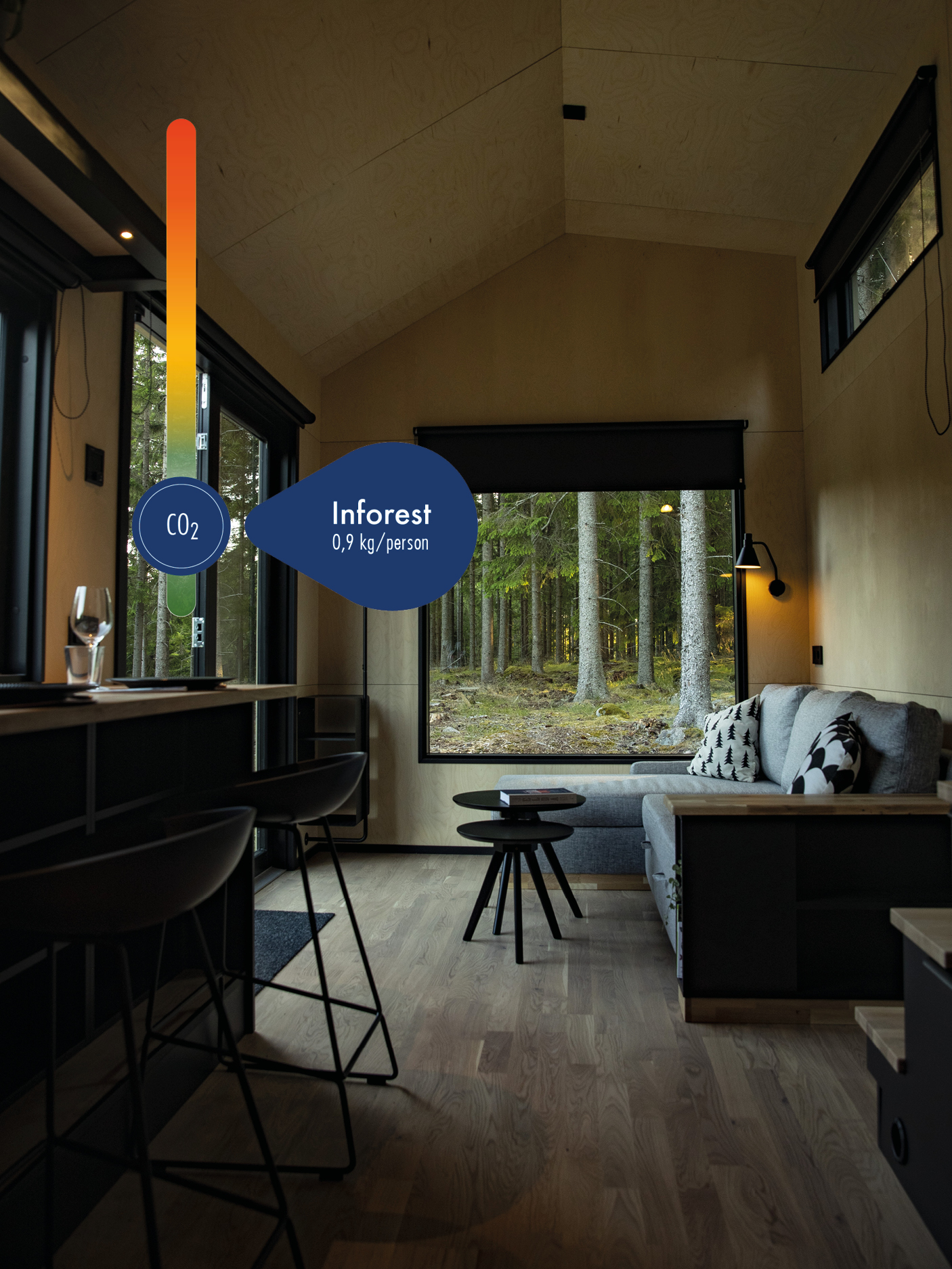 Stuga inomhus med skogen utanför.