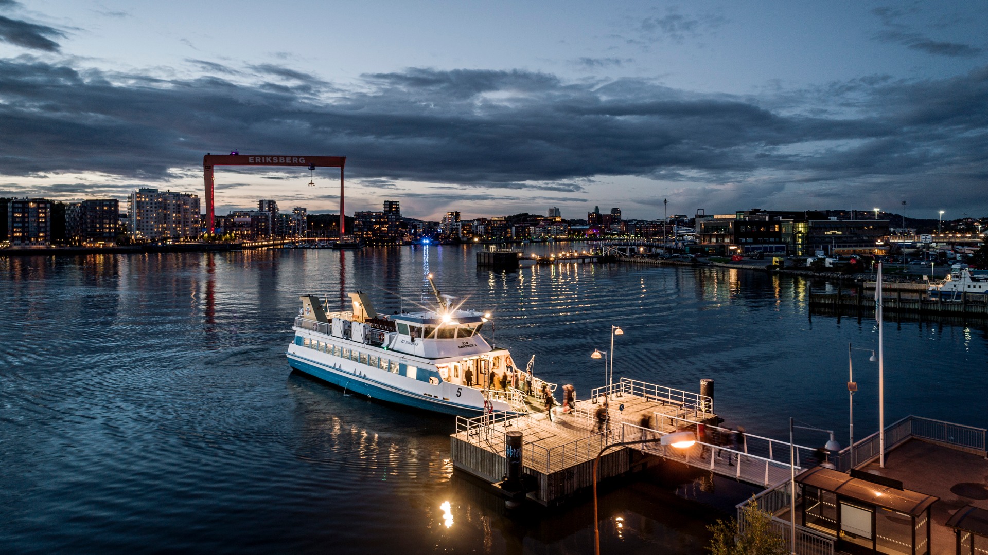 Färja/båt vid brygga på kvällen i Göteborg.