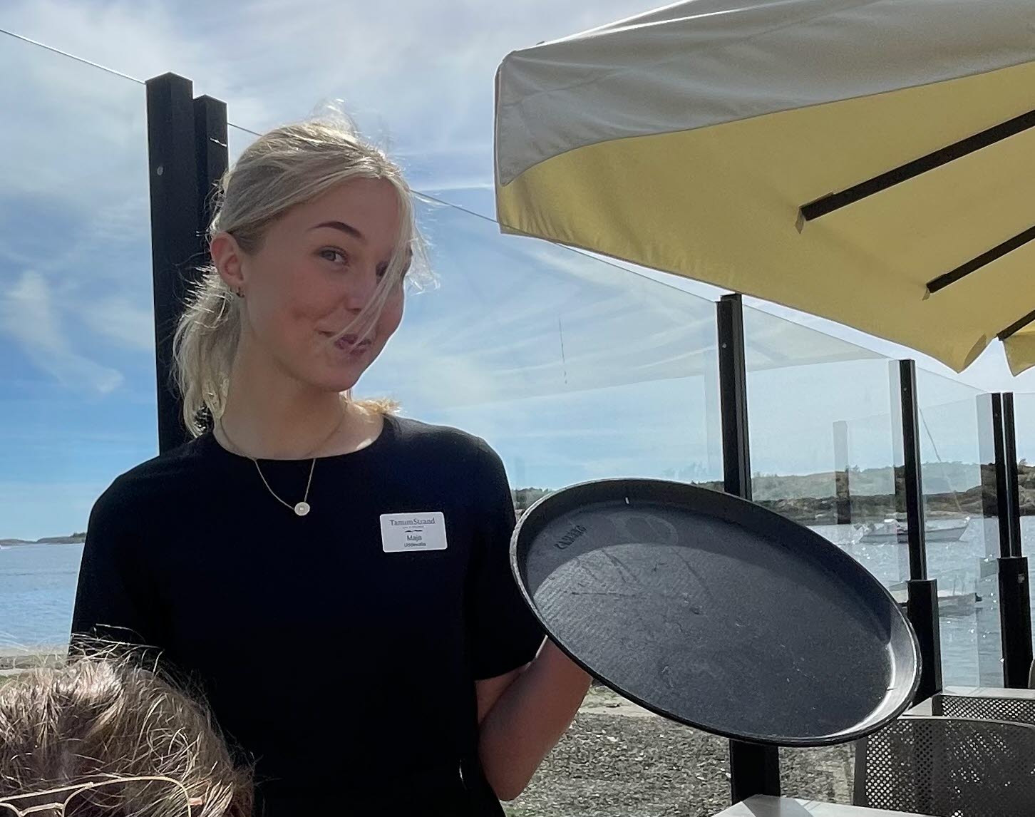 Servitris på utseservering.