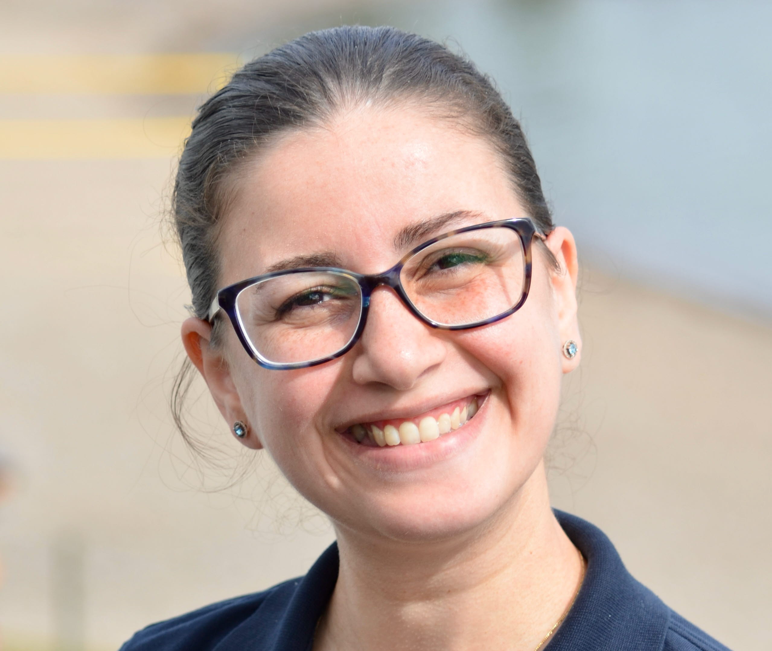 Glad tjej med glasögon.